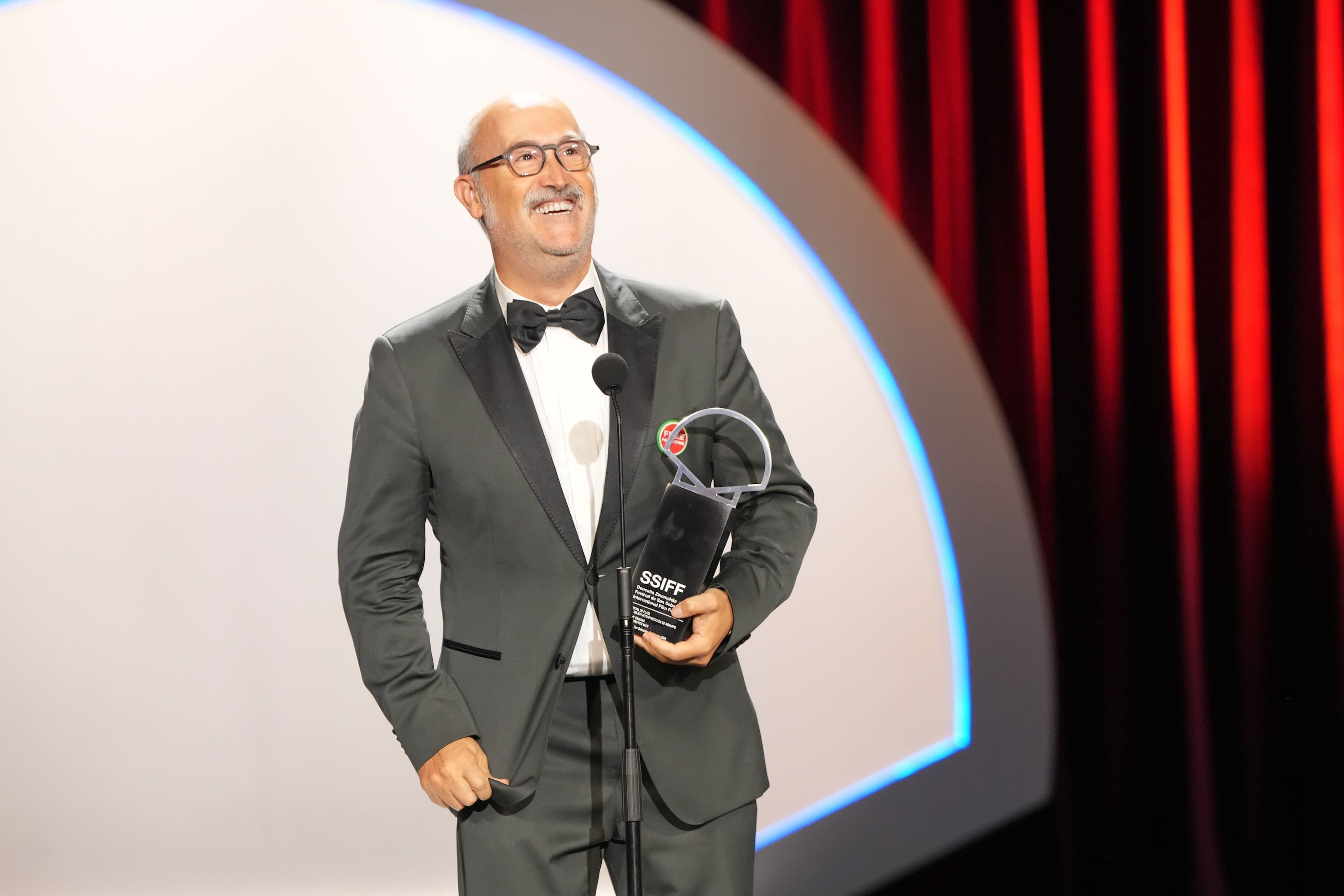 El actor Javier Cámara recoge la Concha de Plata a la Mejor Interpretación de reparto en el Festival de San Sebastián 2026 por su papel en 'Cinco minutos más'