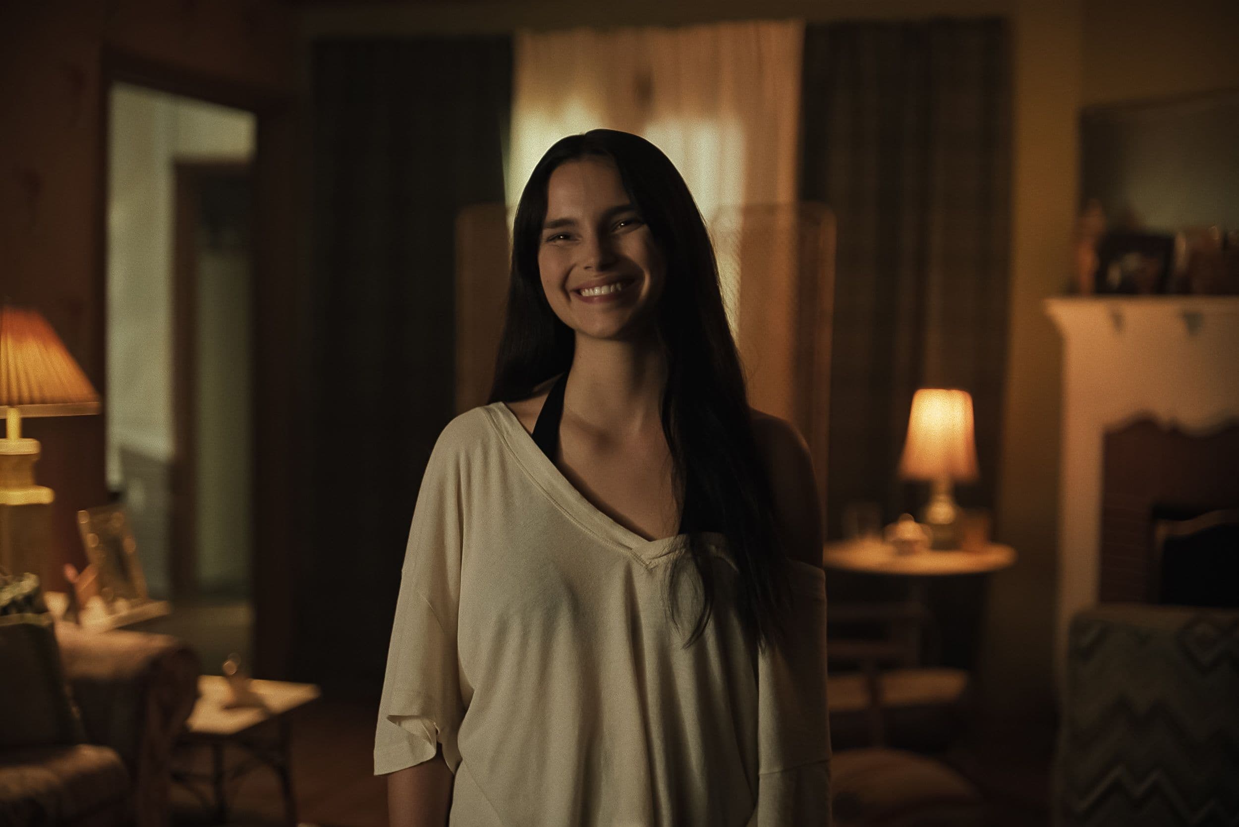 Inde Navarrete caracterizada como Niki en 'Obsession', de Curry Baker