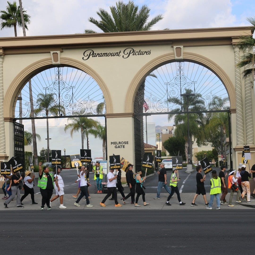 Un piquete de actores en huelga ante la puerta de Paramount Pictures