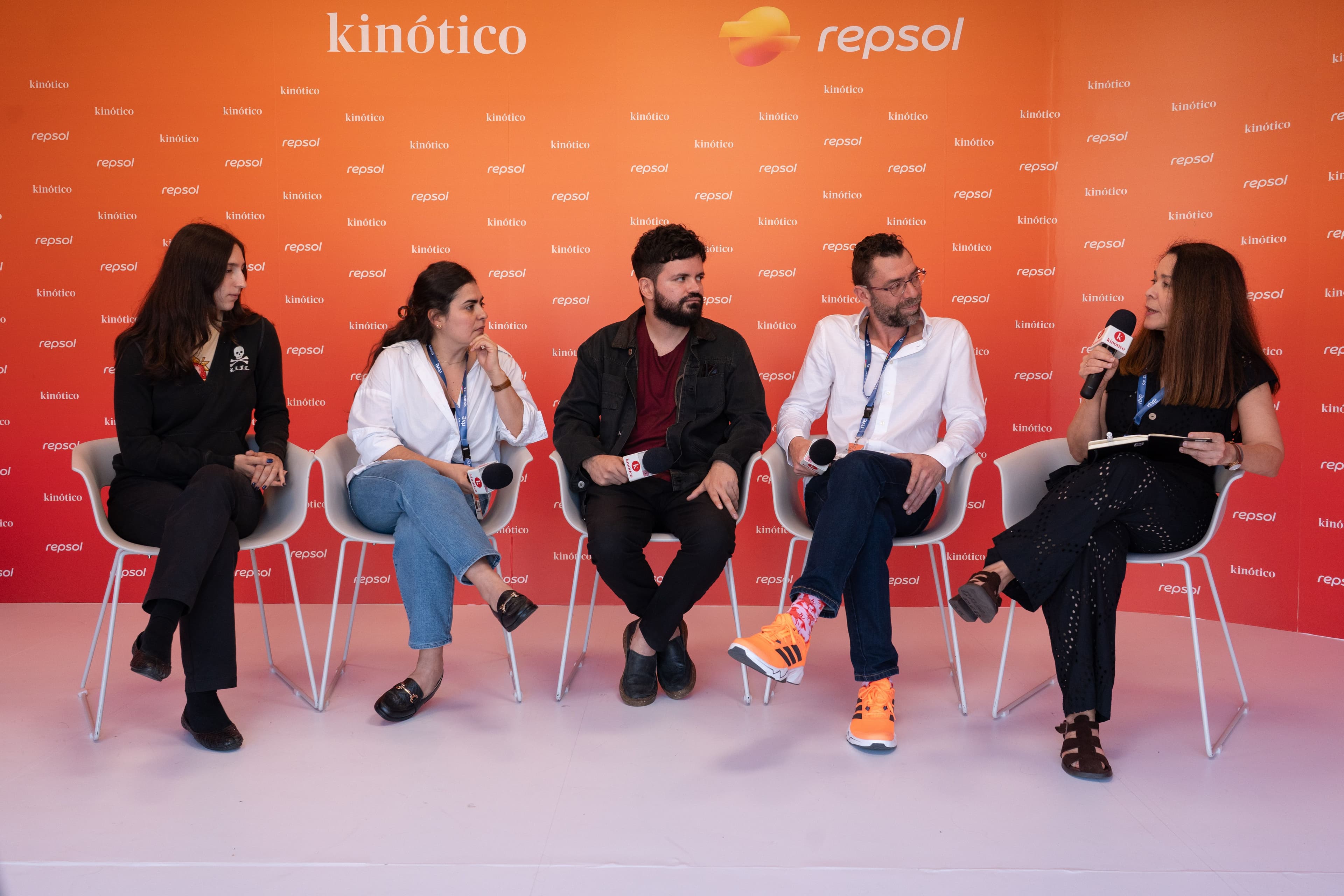 María Vaughana, Adriana Agudelo, Juan Sebastián Mesa, Juan Manuel Betancourt y Janina Pérez Arias en la mesa redonda 'El futuro del cine colombiano' en el Festival de San Sebastián 2026