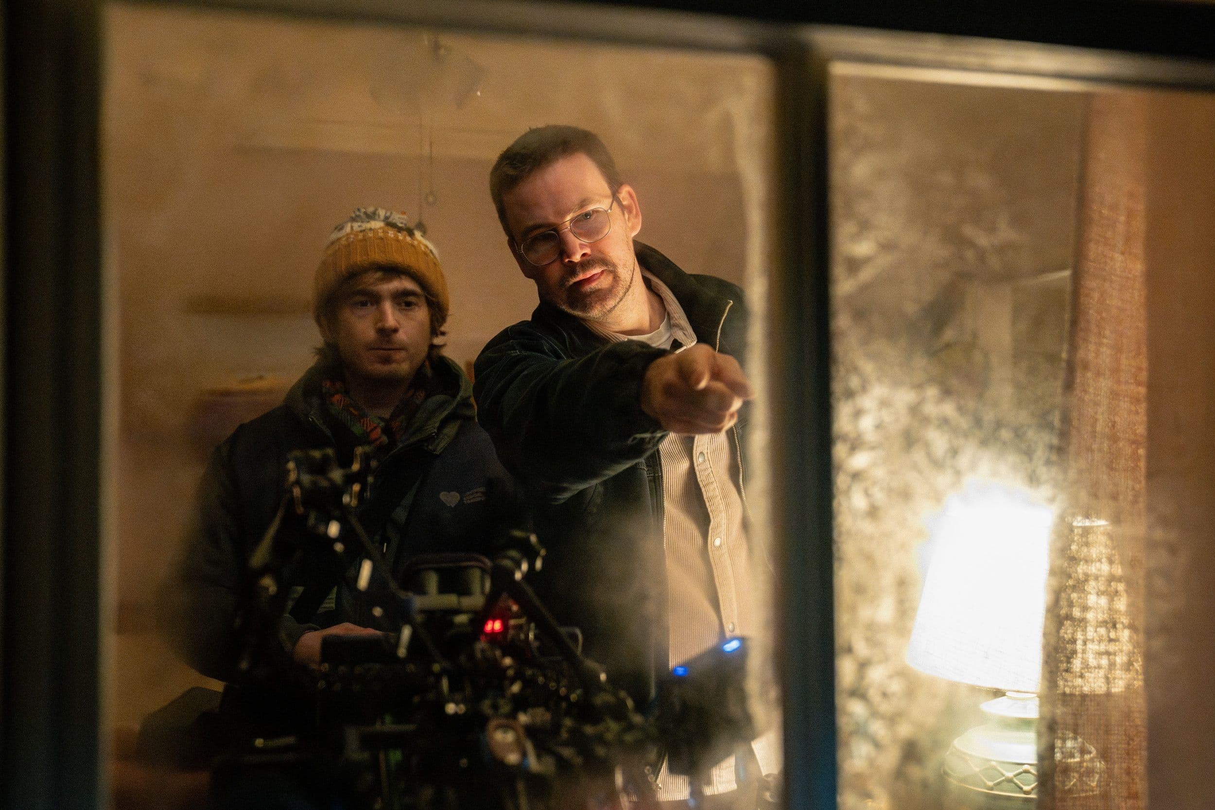 Zach Cregger y Austin Abrams en el set de rodaje de 'Resident Evil'