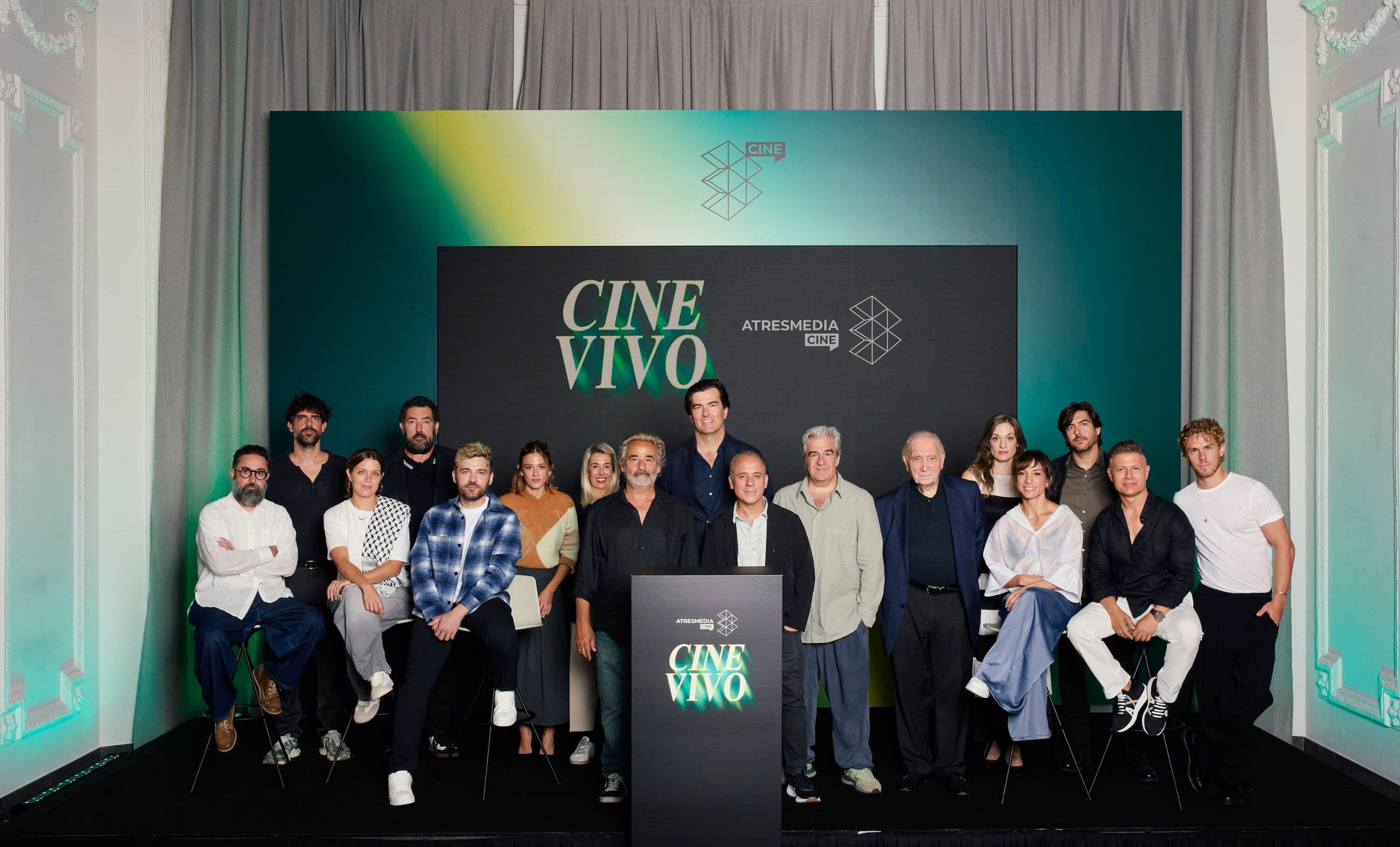 Jaime Ortiz de Artiñano con Fernando Méndez Leite y el talento participante del evento de presentación de Atresmedia Cine 2026 - crédito Lander Larrañaga
