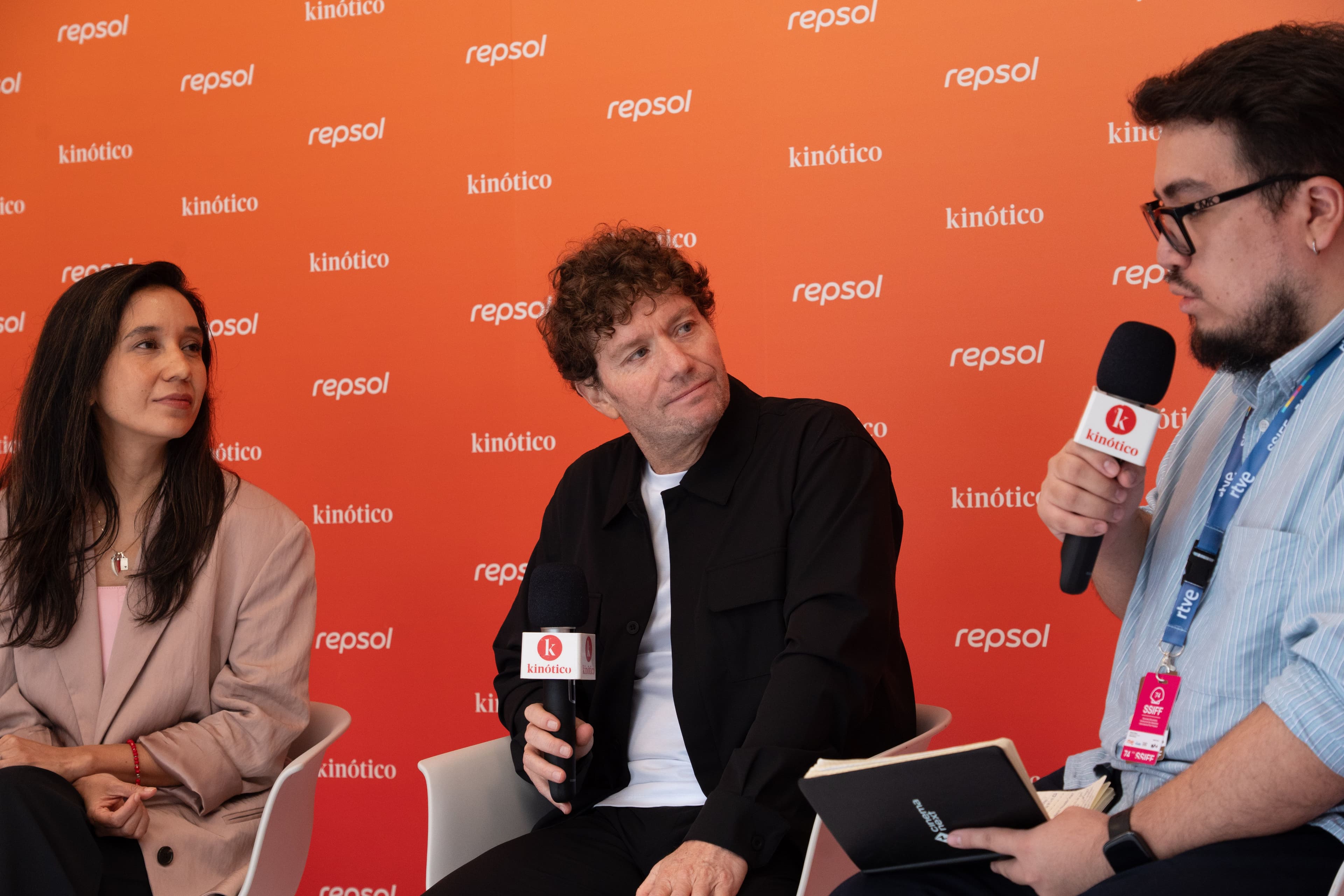 La productora Paola Cortés y el director Rodrigo García Saiz de 'Morro' en el Festival de San Sebastián 2026
