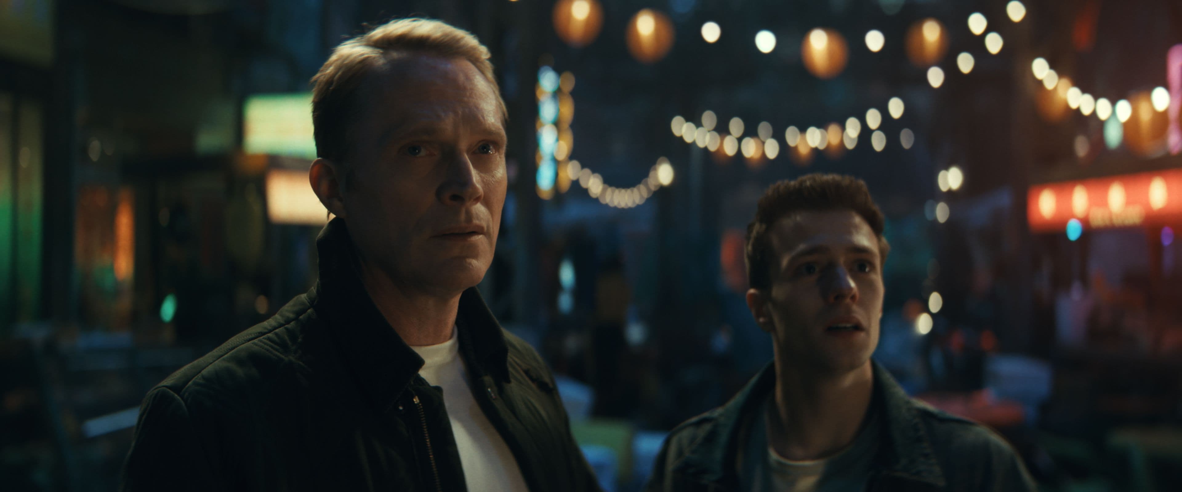 Paul Bettany y Ruaridh Mollica en un fotograma de 'VisionQuest', spin-off de 'Bruja Escarlata y Visión'