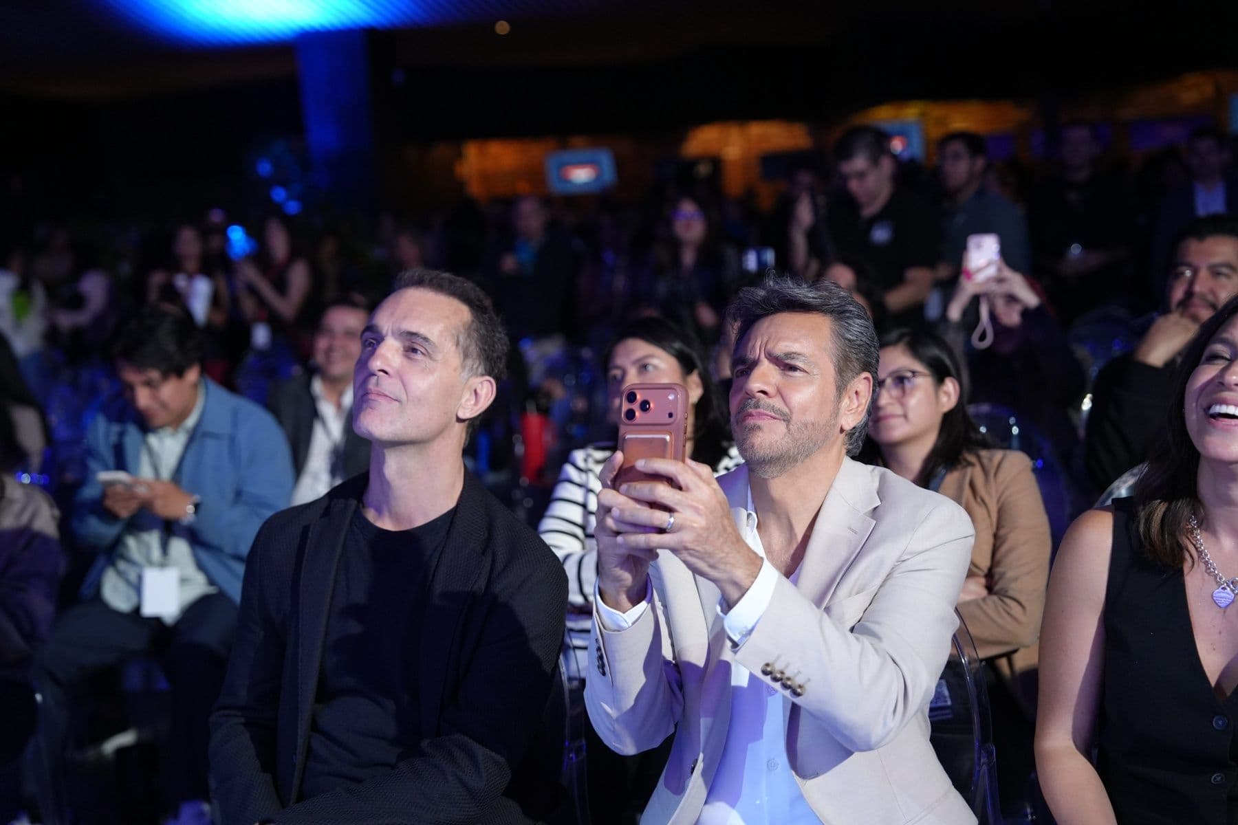 Los actores Pedro Alonso y Eugenio Derbez, entre el público asistente a la presentación de la serie 'El juicio' (Prime Video) en México, en septiembre de 2026