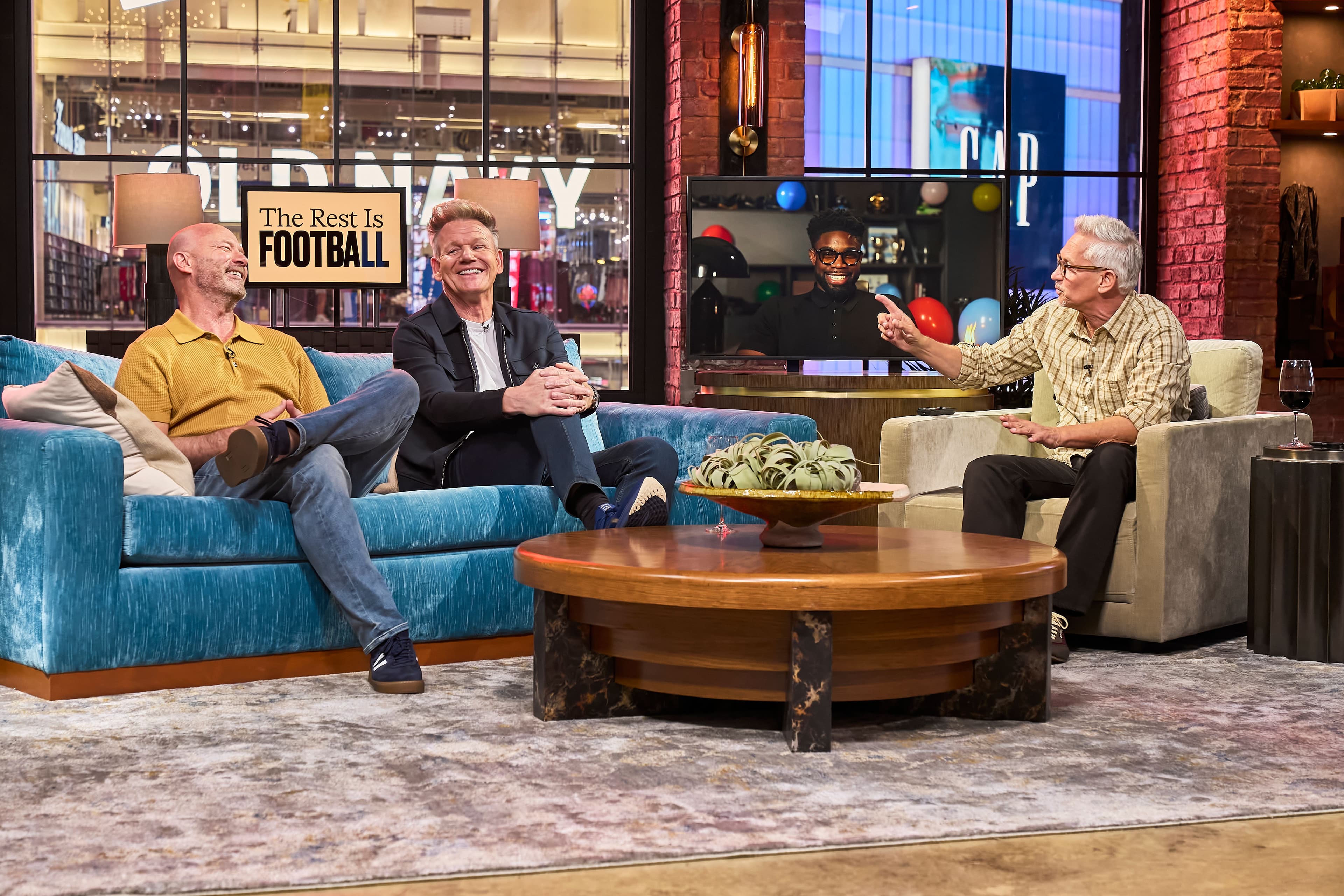 Los exfutbolistas y presentadores de 'The Rest Is Football', Gary Lineker, Alan Shearer y Micah Richards, junto al chef Gordon Ramsay durante la grabación del pódcast en junio de 2026