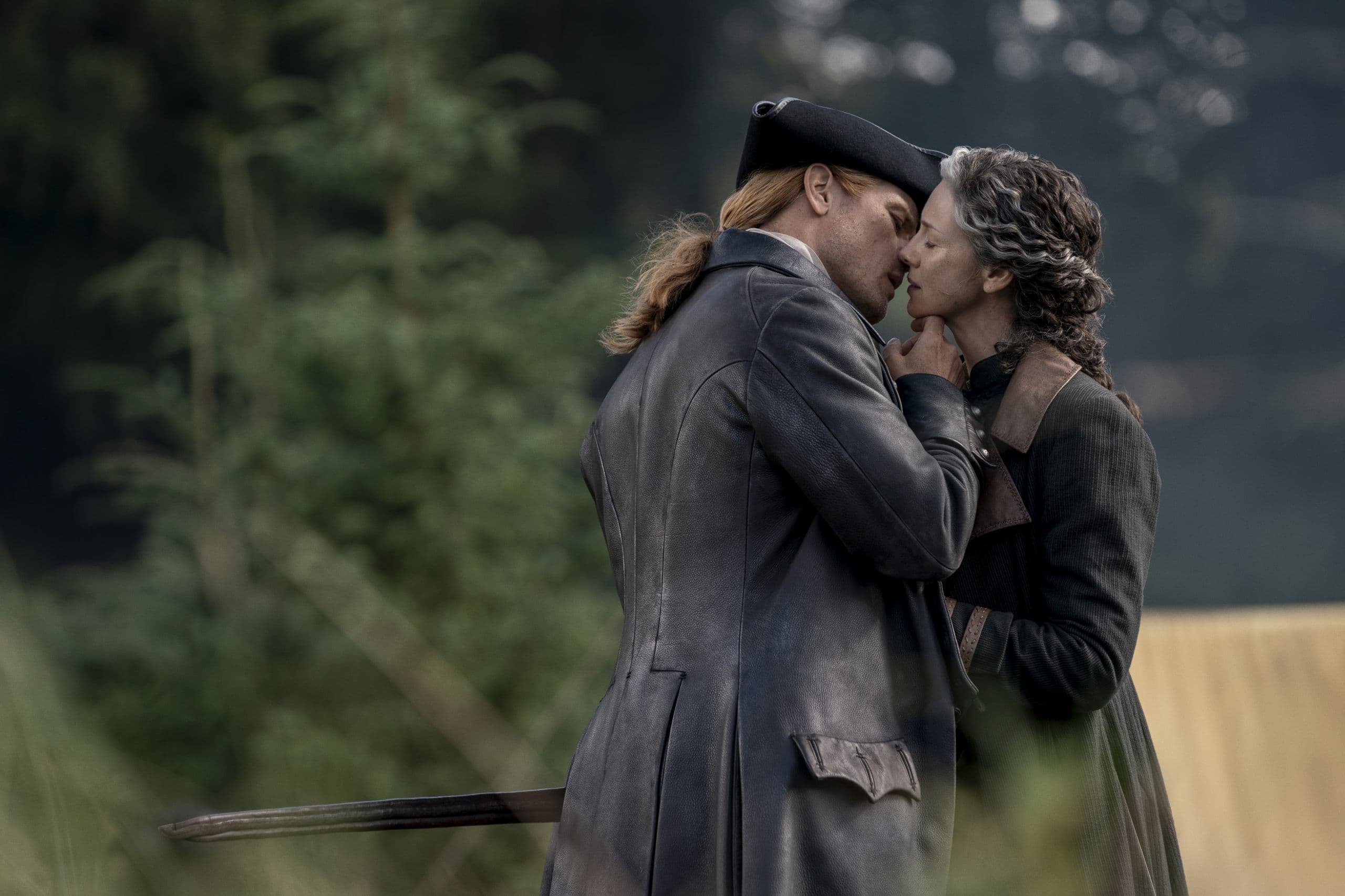 Fotograma de 'Outlander', episodio 10 de la temporada 8, con Sam Heughan y Caitríona Balfe