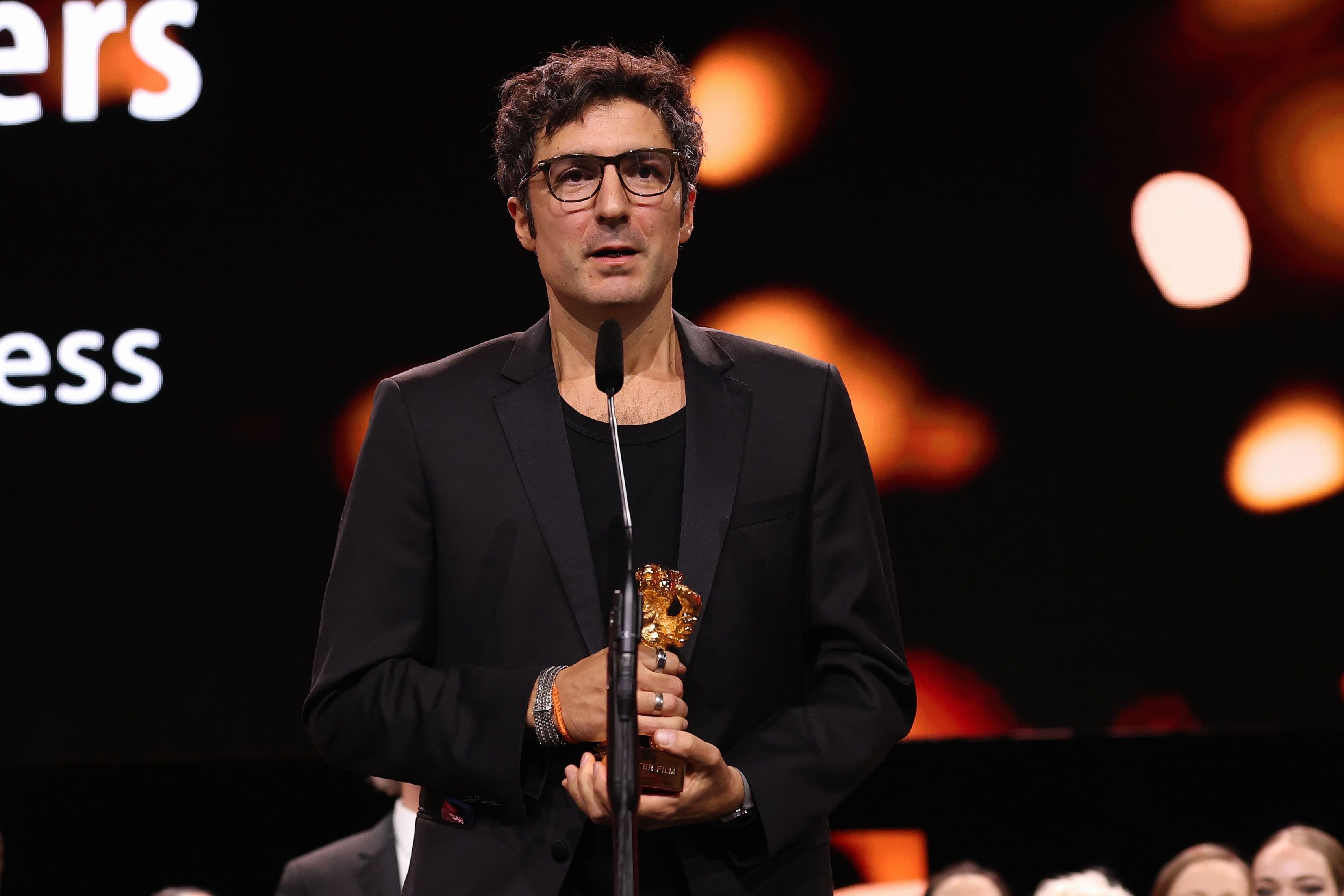 El turco-alemán İlker Çatak posa con el Oso de Oro a 'Yellow Letters' en la 76 edición de la Berlinale