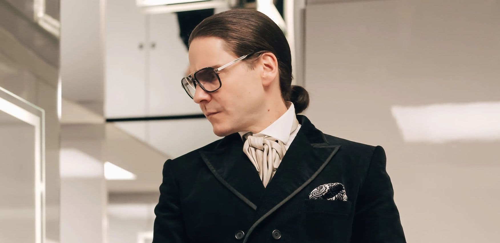 Daniel Brühl en un fotograma de 'Becoming Karl Lagerfeld'