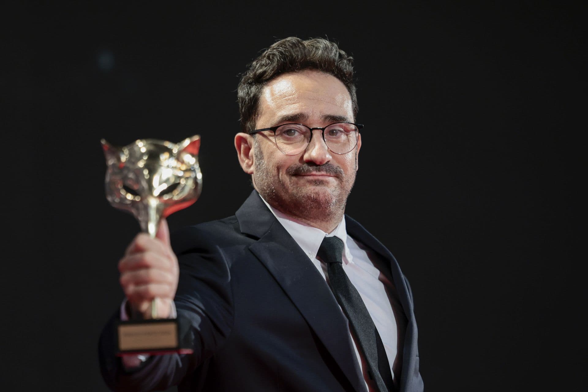 El director J. A. Bayona posa con el Feroz a la Mejor Dirección por 'La sociedad de la nieve' en los Premios Feroz 2024