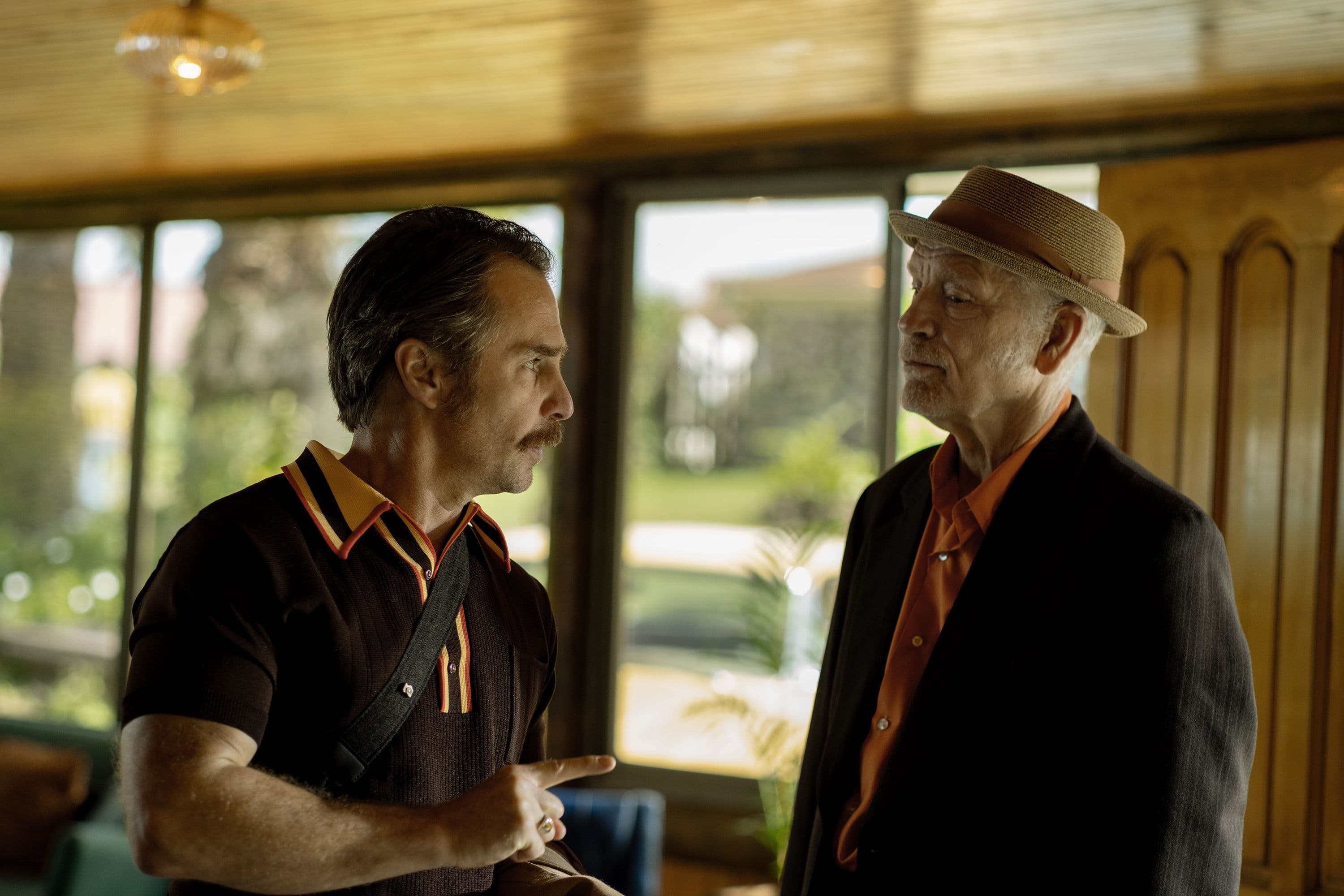 Los actores Sam Rockwell y John Malkovich en un fotograma de la película 'Wild Horse Nine' (2026), de Martin McDonagh