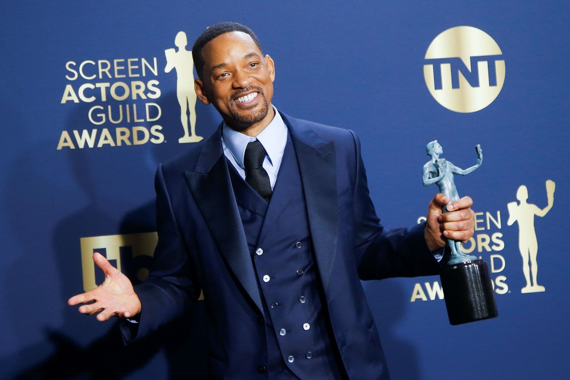 El actor Will Smith sostiene su premio del Sindicato de Actores por la película 'El método Williams'