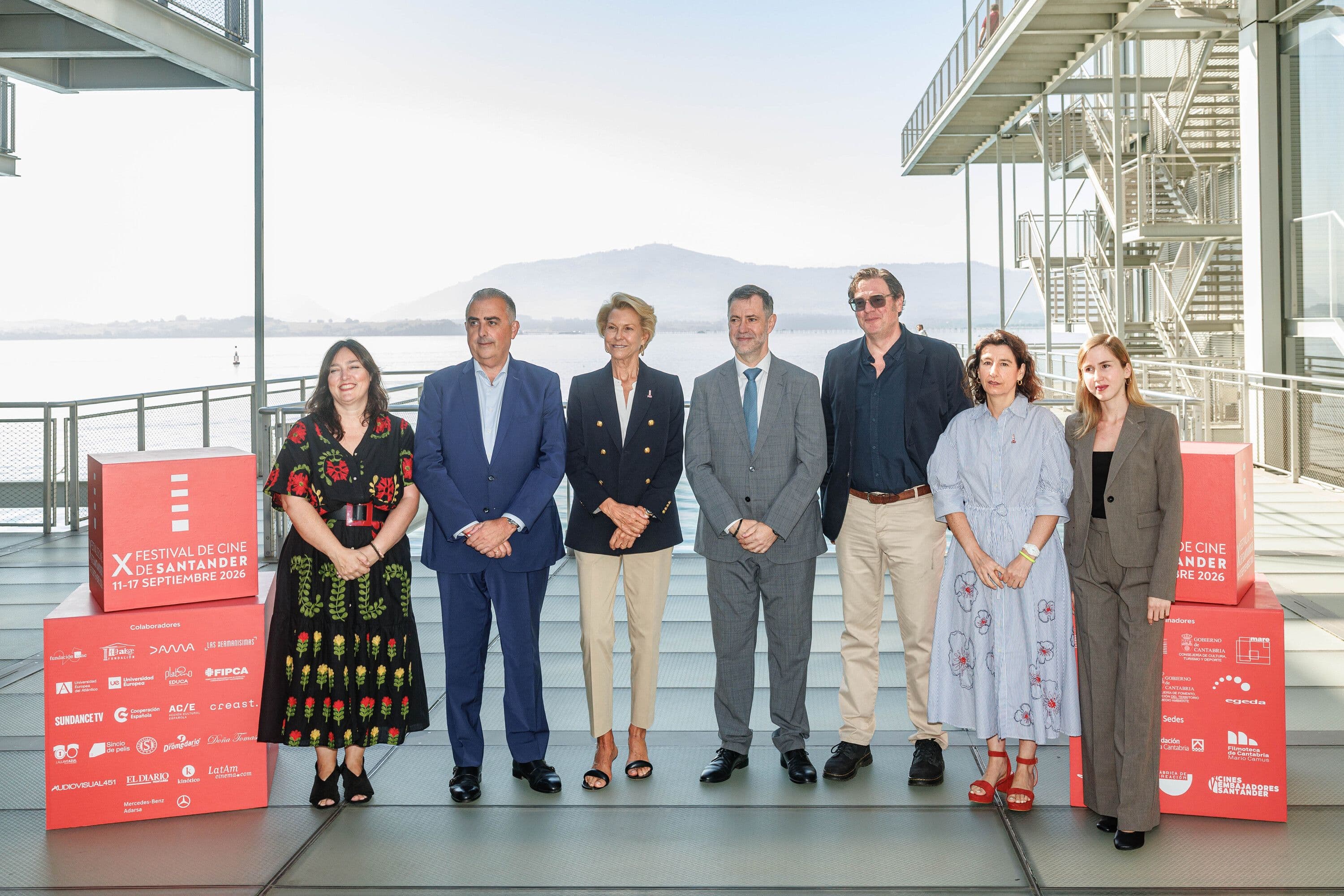 Fátima Sánchez, directora ejecutiva del Centro Botín, Álvaro Longoria y Júlia Olmo, copresidente y directora del Festival respectivamente; la concejala de Cultura, Juventud y Educación del Ayuntamiento de Santander, Noemí Méndez; el consejero de Fomento, Ordenación del Territorio y Medio Ambiente del Gobierno de Cantabria, Roberto Media, y el consejero de Cultura, Turismo y Deporte del Gobierno de Cantabria, Luis Martínez Abad, en la presentación de la programación de la 10 edición del Festival de Cine de Santander