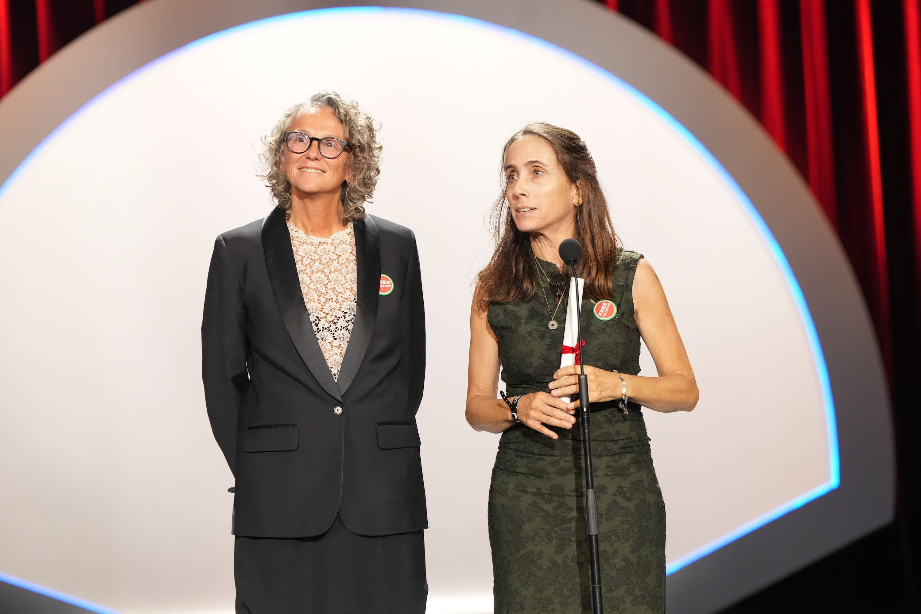 La directora Alessandra Sanguinetti (d) y la productora Julia Solomonoff (i) recogen el premio Horizontes Make & Mark 2026 por 'La ilusión de un verano sin fin' en el Festival de San Sebastián