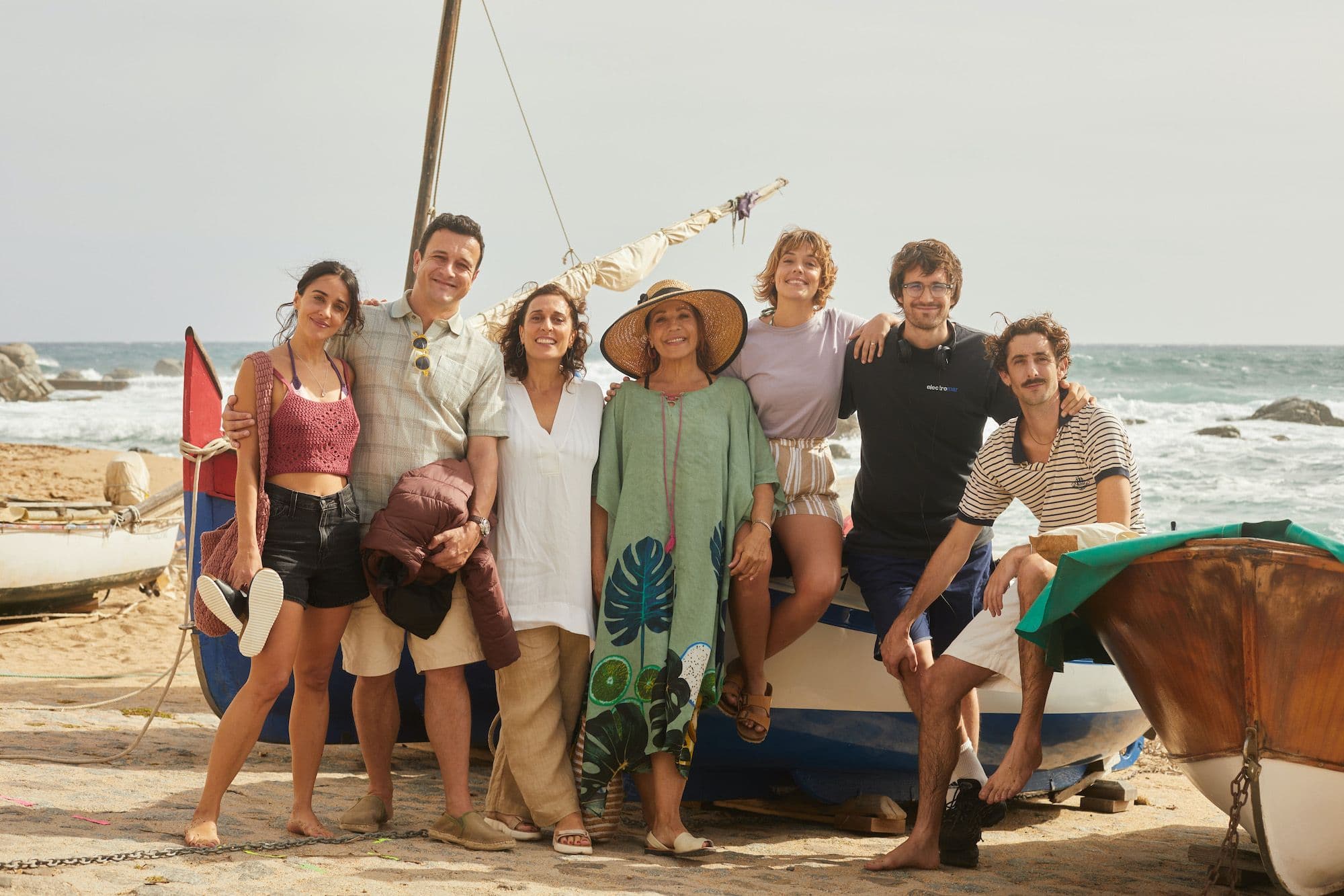Foto promocional de 'Casa en flames' con todo el reparto y el director de la película