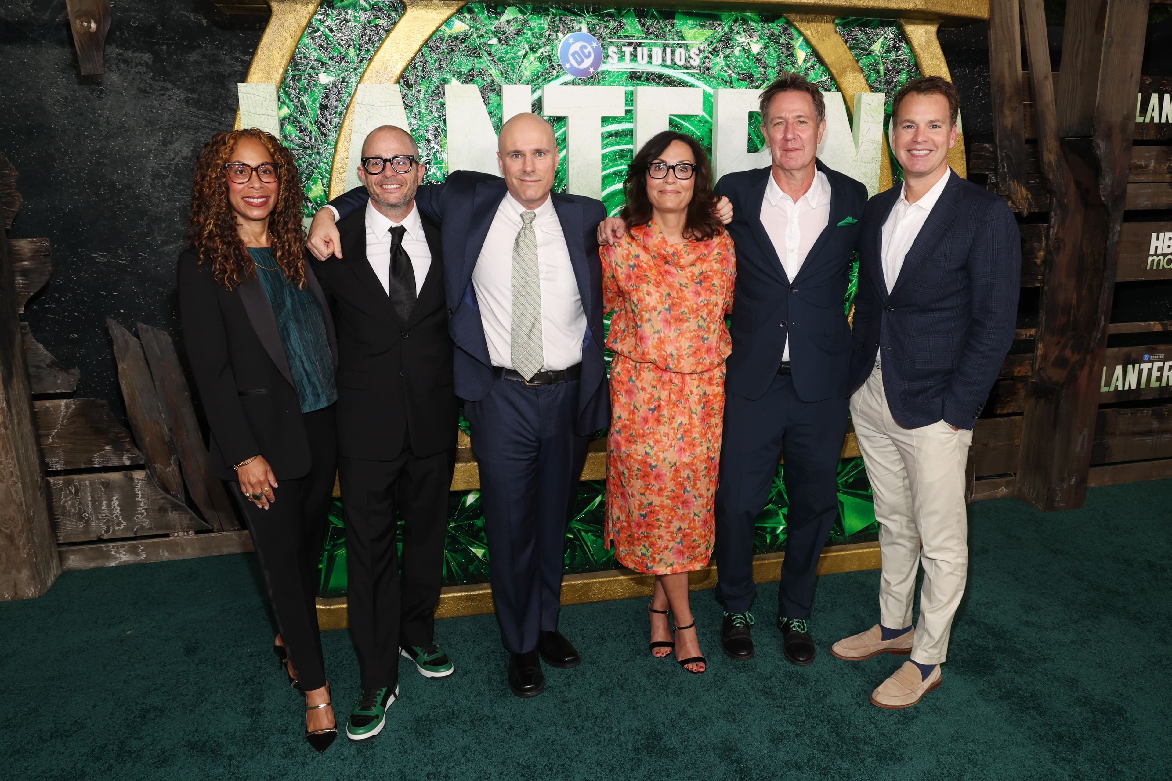 Channing Dungey, Damon Lindelof, Tom King, Sarah Aubrey, Chris Mundy y Casey Bloys posan durante la premier en Los Angeles de la serie de DC Studios 'Linternas' en agosto de 2026