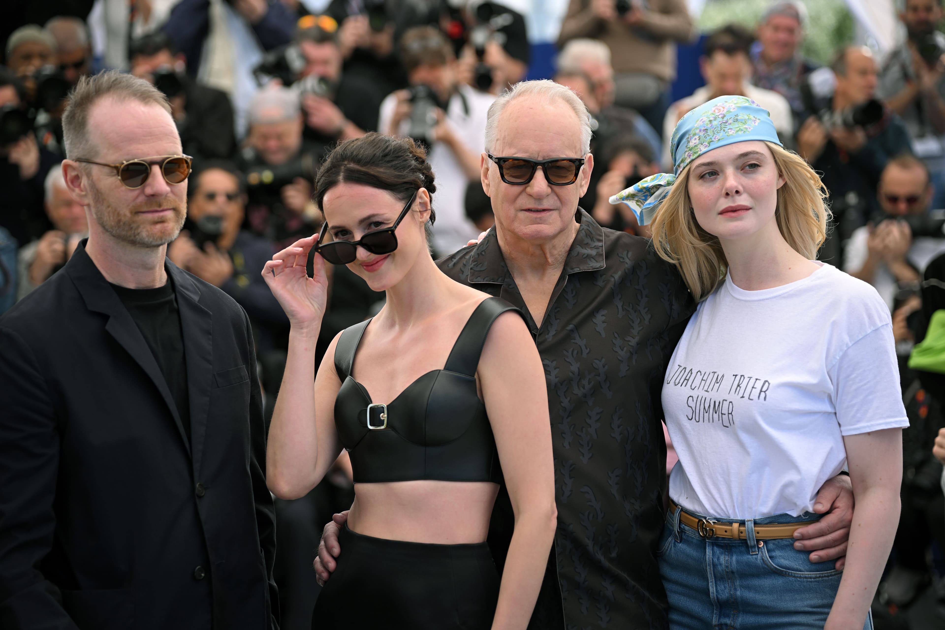 El director Joaquim Trier y los actores Renate Reinsve, Stellan Skarsgård y Elle Fanning, de 'Sentimental Vaue' en el Festival de Cannes 2025