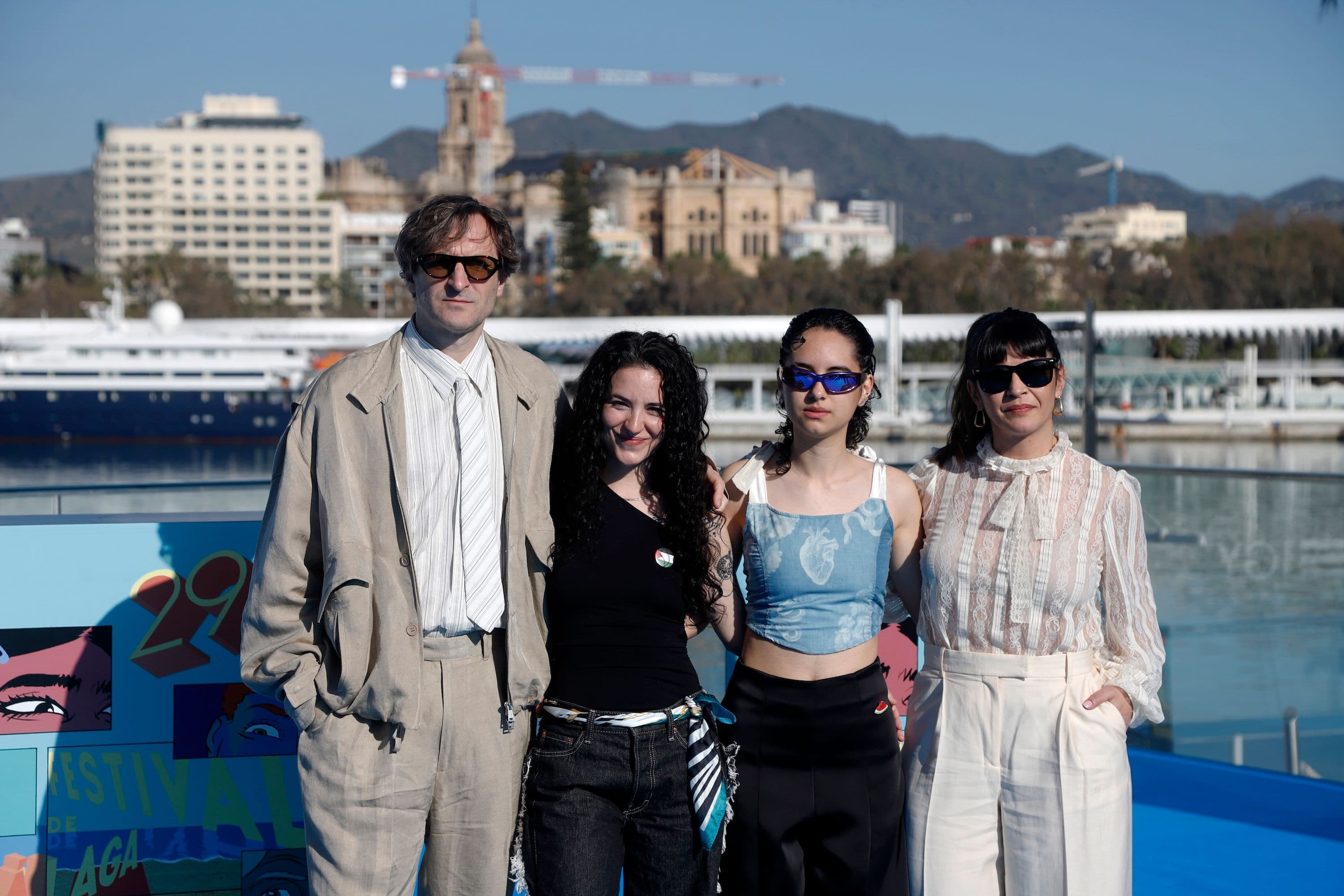 La directora Júlia de Paz, con los actores Julián Villagrán, Kiara Arancibia y Janet Novás, posa en el photocall de la película 'La buena hija' durante el 29 Festival de Málaga