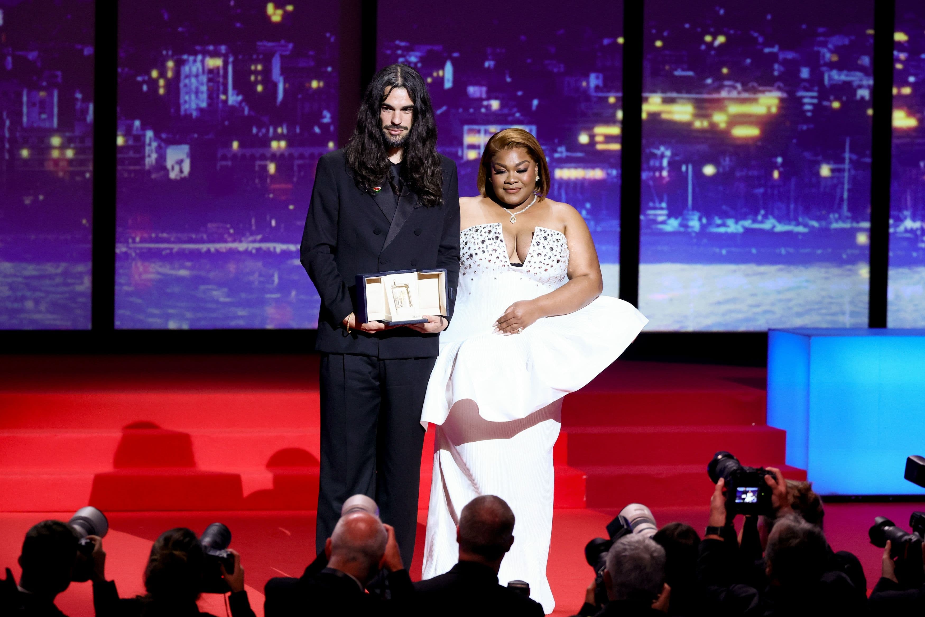 El director Oliver Laxe y la actriz Da'Vine Joy Randolph posan en el Festival de Cannes 2025 con el Premio del Jurado ex aequo para 'Sirat'