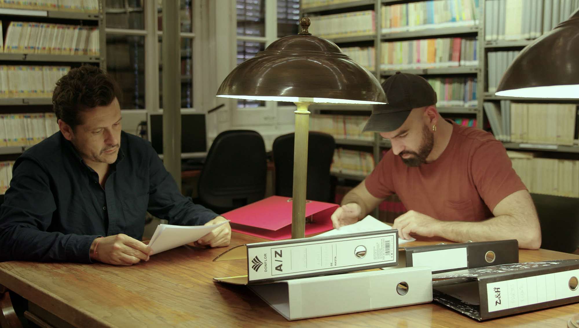 Fotograma de 'La Superviviente', con su director Kike Maíllo y guionista Markos Goikolea en primer término