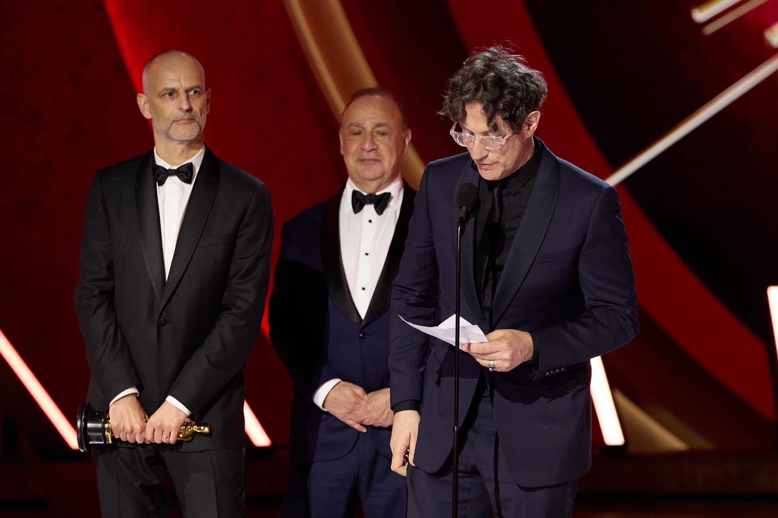 El director Jonathan Glazer lee su discurso de agradecimiento por el Oscar a la Mejor Película internacional a 'La zona de interés'