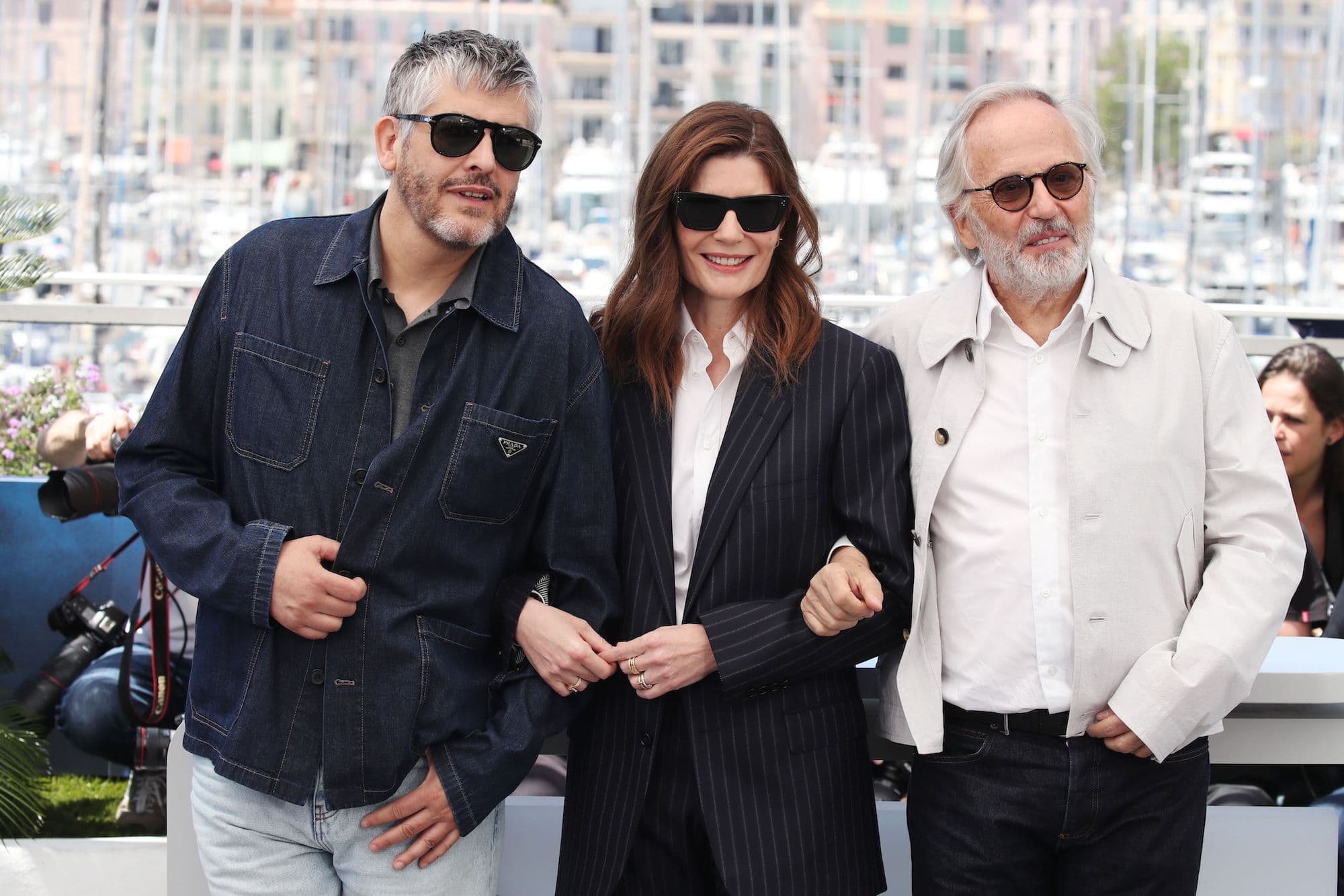 Christophe Honoré, Chiara Mastroianni y Fabrice Luchini en el photocall de 'Marcello mio' en la 77 edición de Cannes