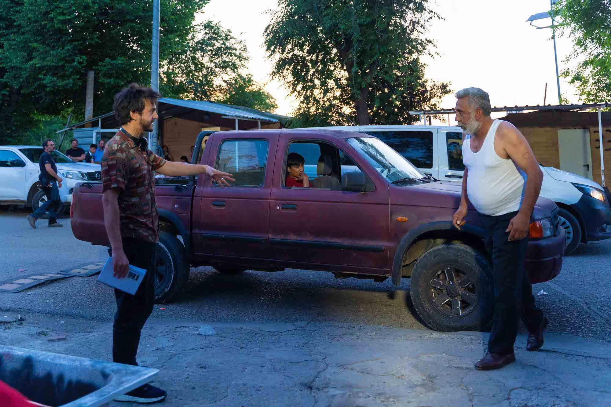 El director Guillermo García López dirige una escena durante el rodaje de 'Ciudad sin sueño'