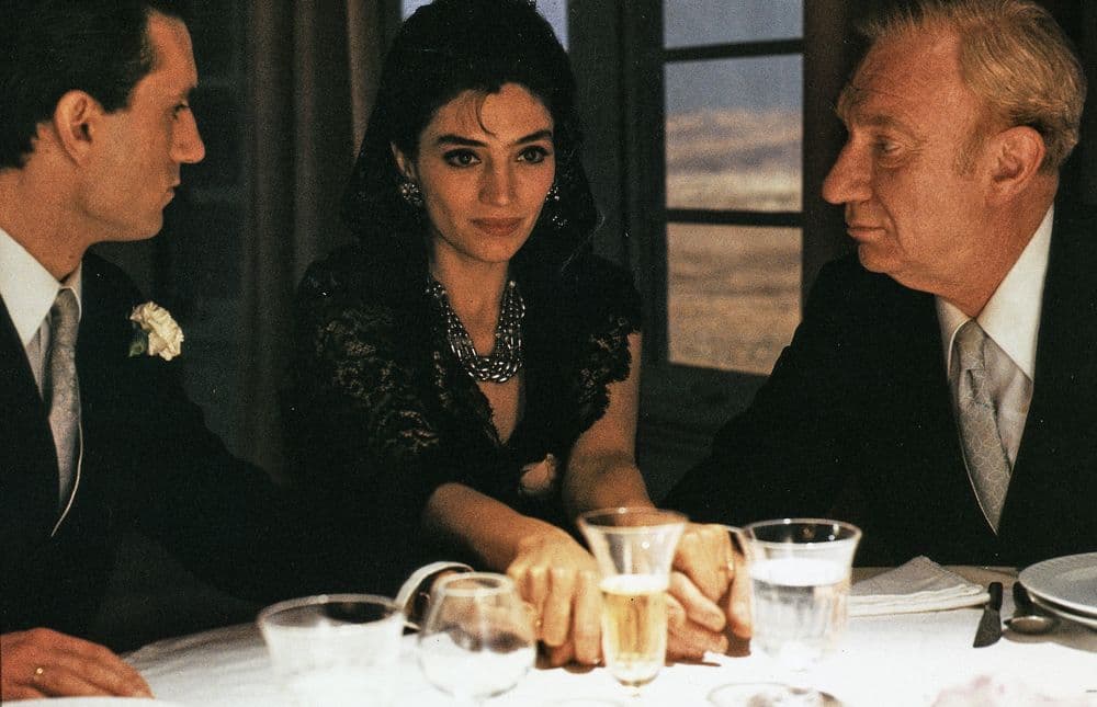Los actores Ángela Molina (centro), Antonio Valero (izquierda) y Fernando Fernán Gómez (derecha) en un fotograma de 'La mitad del cielo', de Manuel Gutiérrez Aragón