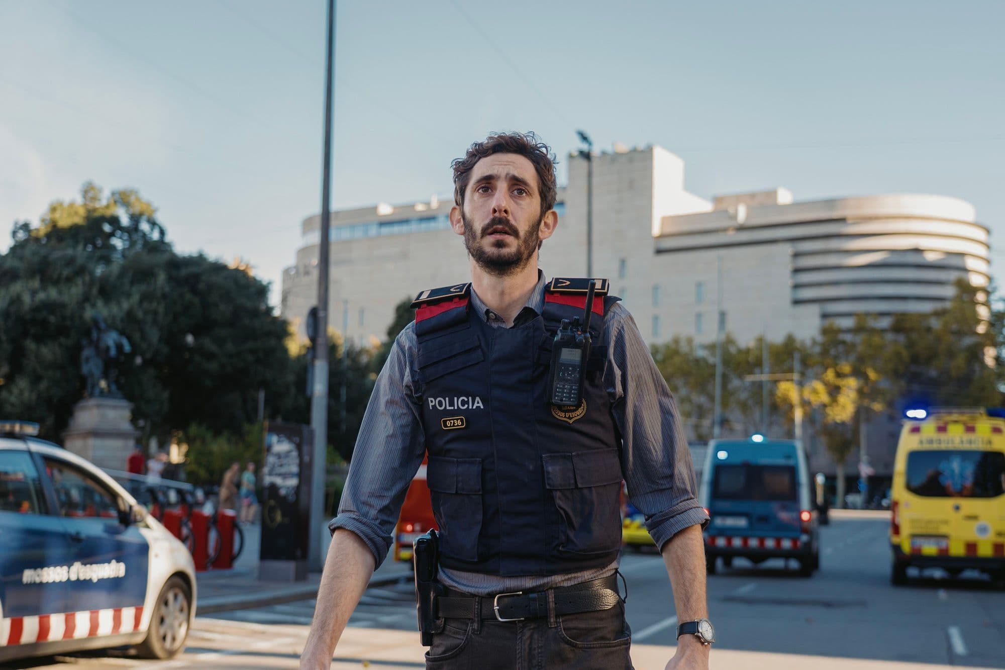 Enric Auquer, como el inspector de policía Jaume, en un fotograma de 'Cronos', de Fernando Gómez Molina