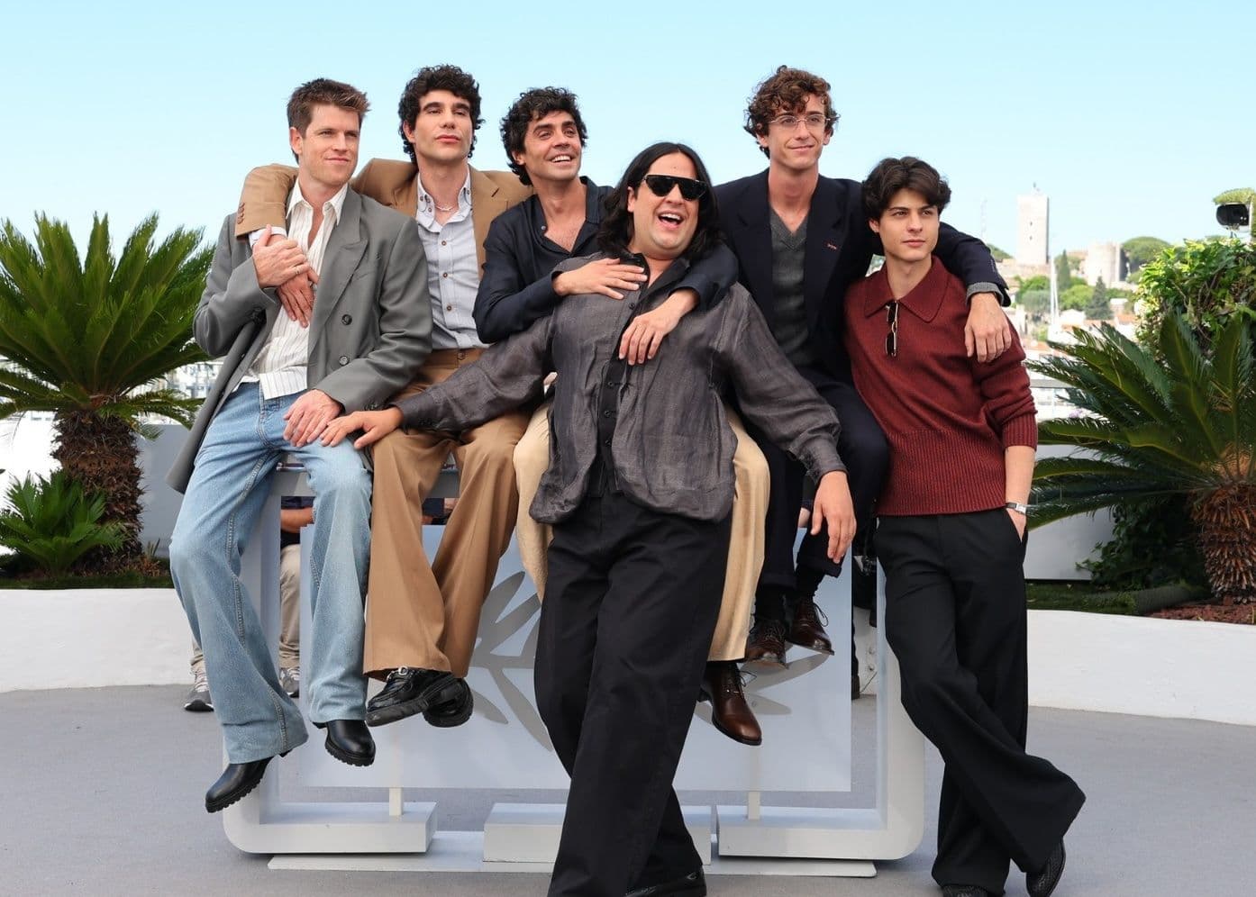 Los actores Guitarricadelafuente, Miguel Bernardeau, Milo Quifes y Carlos González posan con los directores Javier Calvo y Javier Ambrossi en el photocall previo a la rueda de prensa de 'La bola negra' en Cannes en mayo de 2026