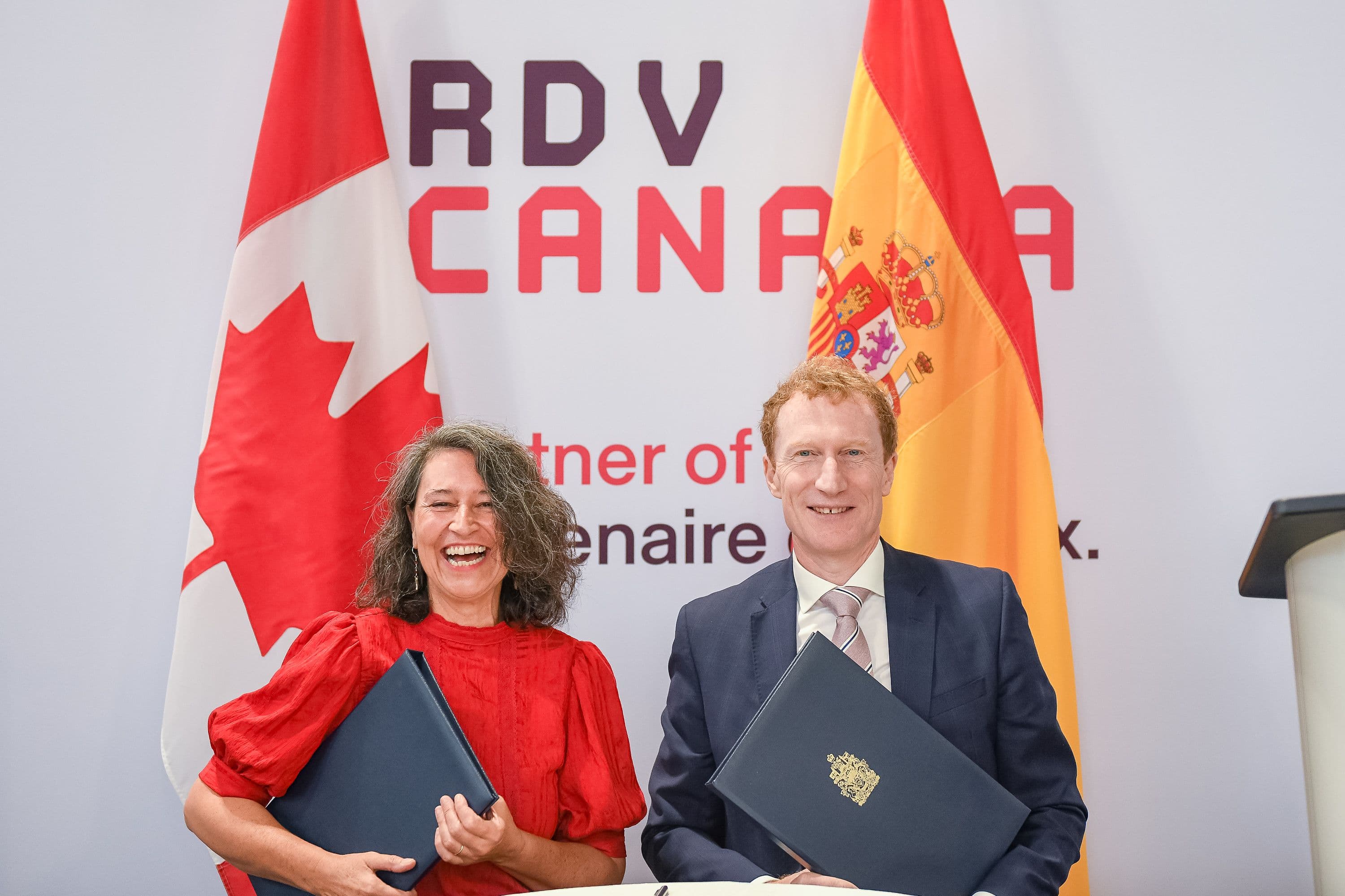 Marta Serrano, directora general del ICAA, y Marc Miller, ministro de Cultura, Identidad Canadiense y Lenguas Oficiales de Canadá, durante la firma del Tratado de Coproducción Audiovisual en Toronto, en septiembre de 2026