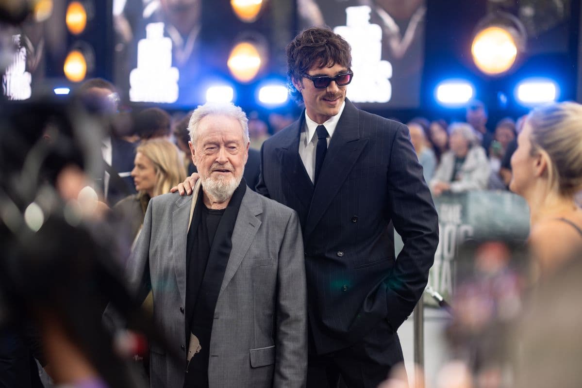 El director Ridley Scott y Jacob Elordi durante la premiere de 'La constelación del perro', en Londres