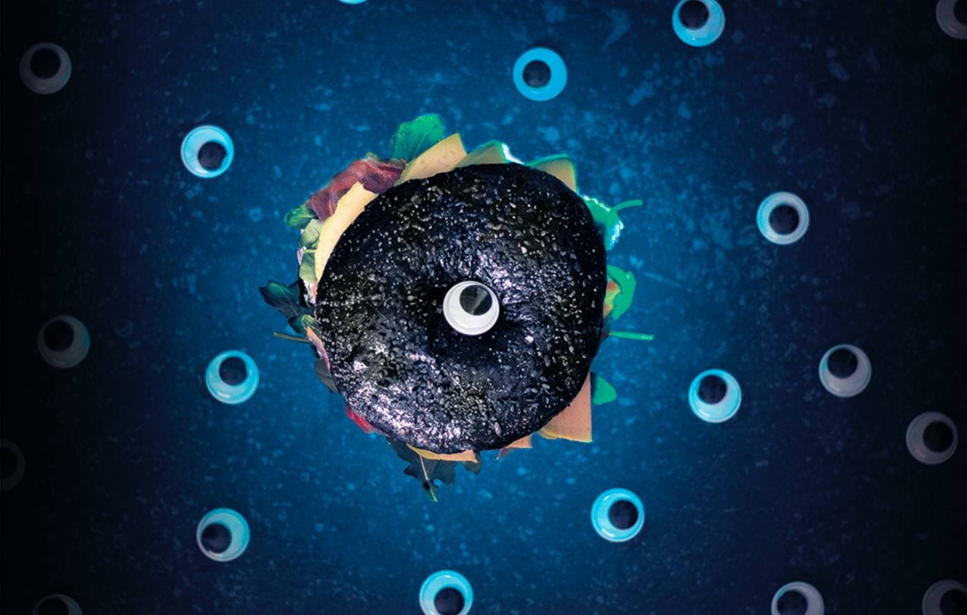 Un bagel negro parecido al que resulta fundamental en 'Todo a la vez en todas partes'