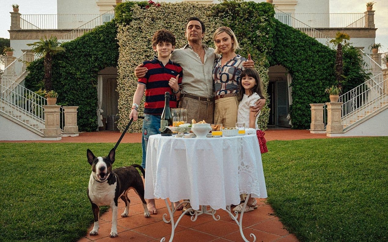 Los actores Adriano Giannini y Jasmine Trinca en un fotograma de la película italiana 'L'estranea', de Paolo Strippoli