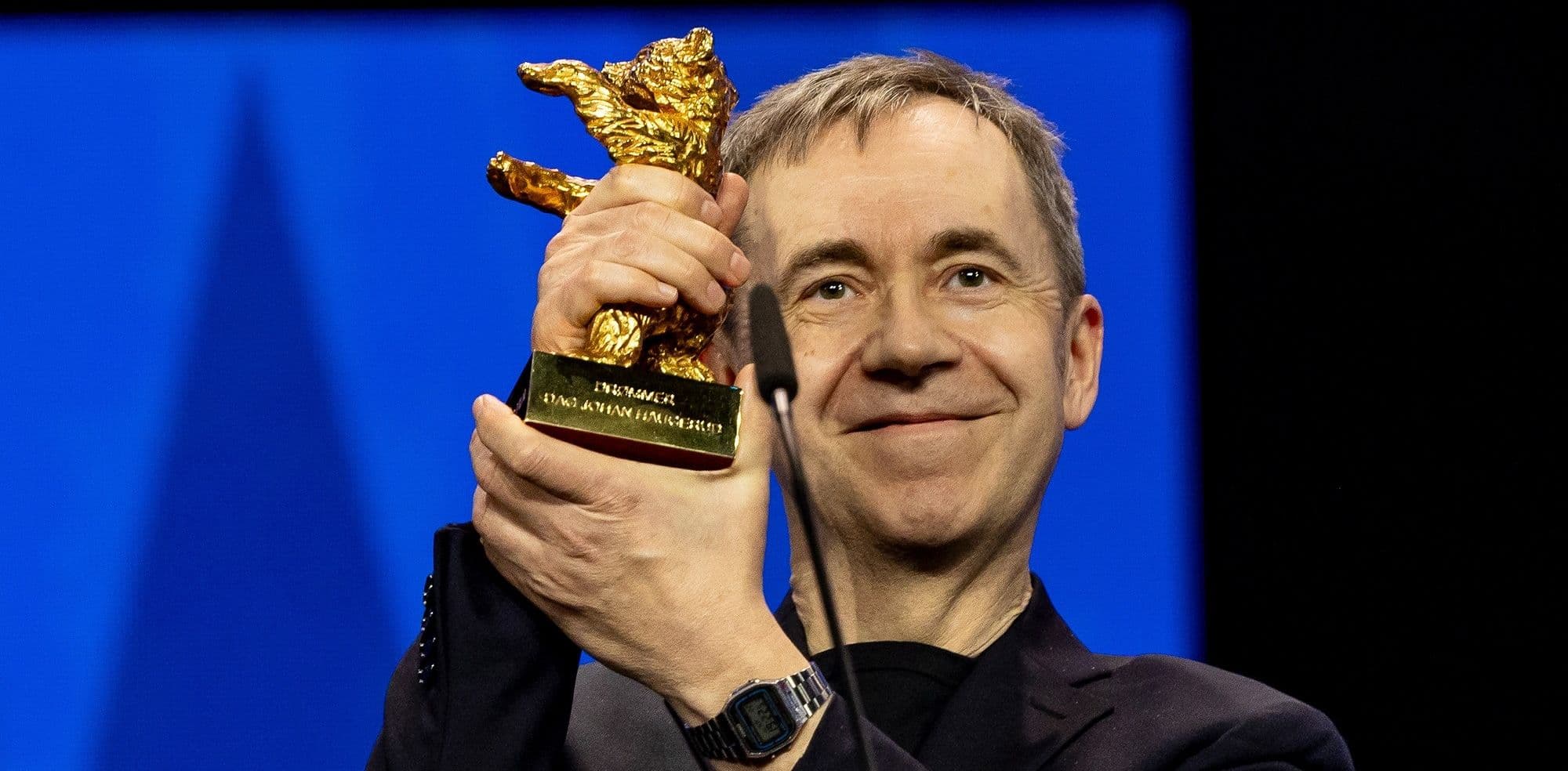 El director noruego Dag Johan Haugerud sostiene el Oso de Oro de la Berlinale 2025 para 'Dreams'