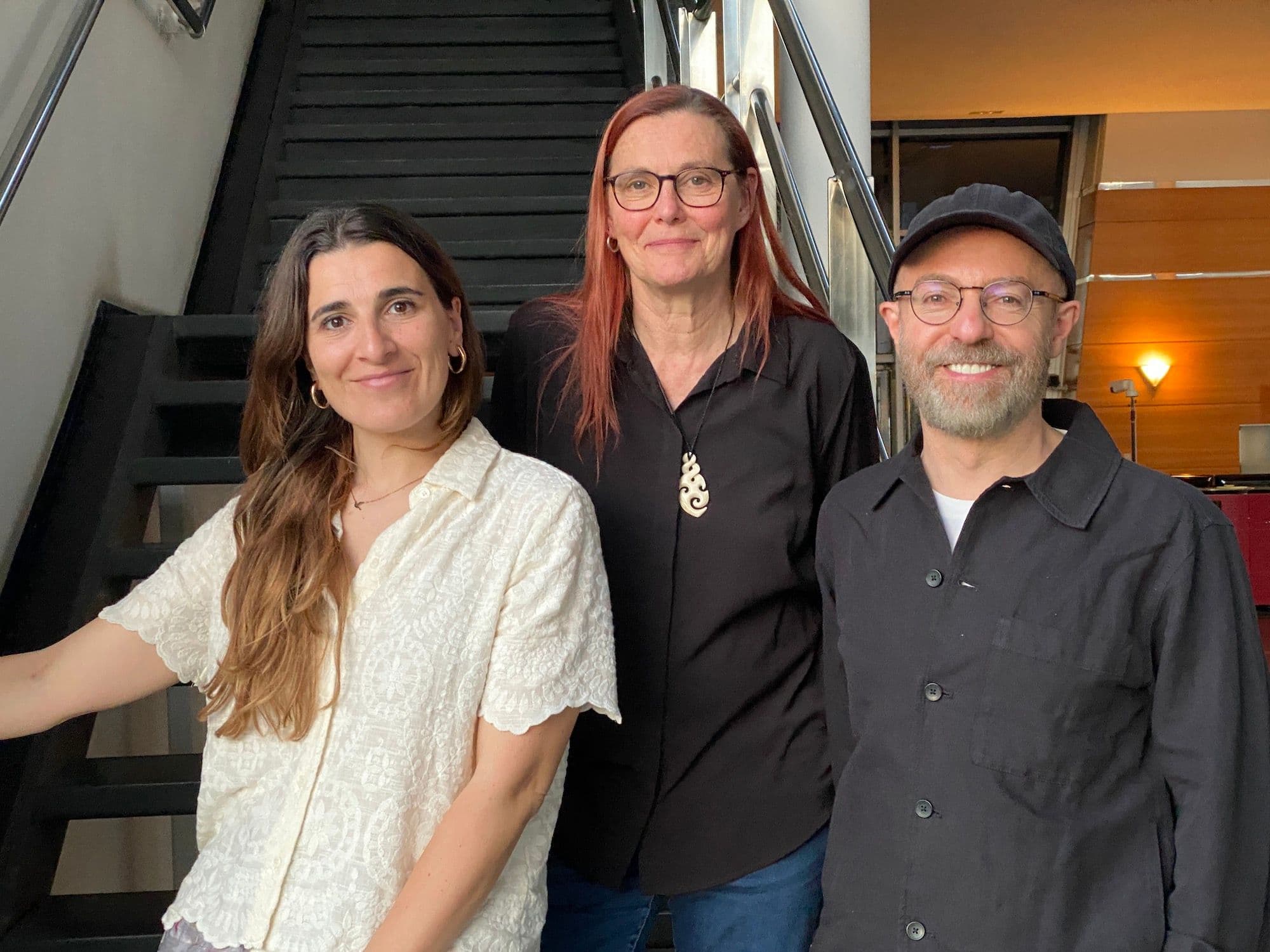 La nueva cúpula de la AEC, con Lara Vilanova, la presidenta Nuria Roldós y José Luis Pecharromán posa tras su designación