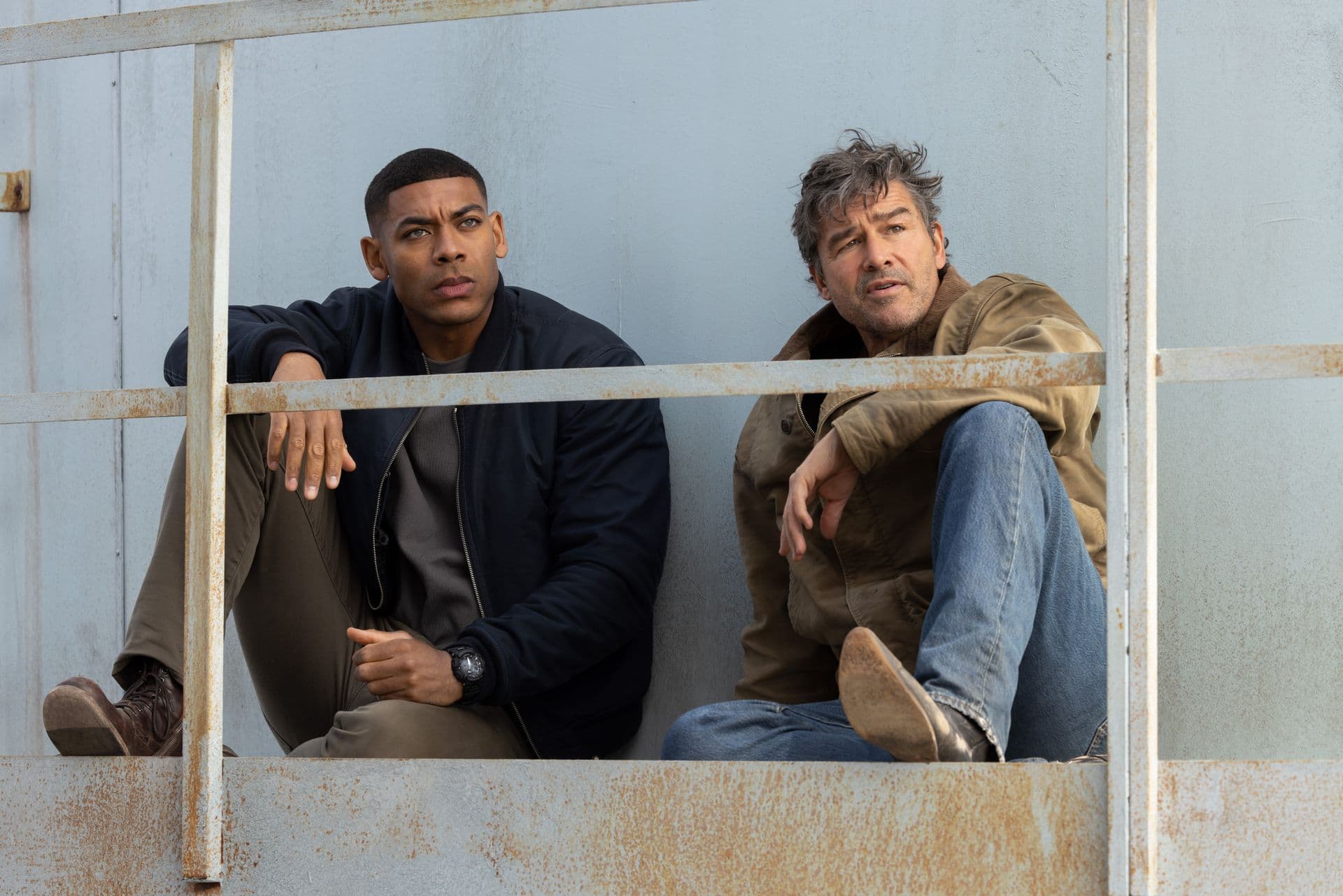 Aaron Pierre (izq.) y Kyle Chandler (dcha.) los protagonistas de 'Linternas' en un fotograma de la nueva serie de HBO