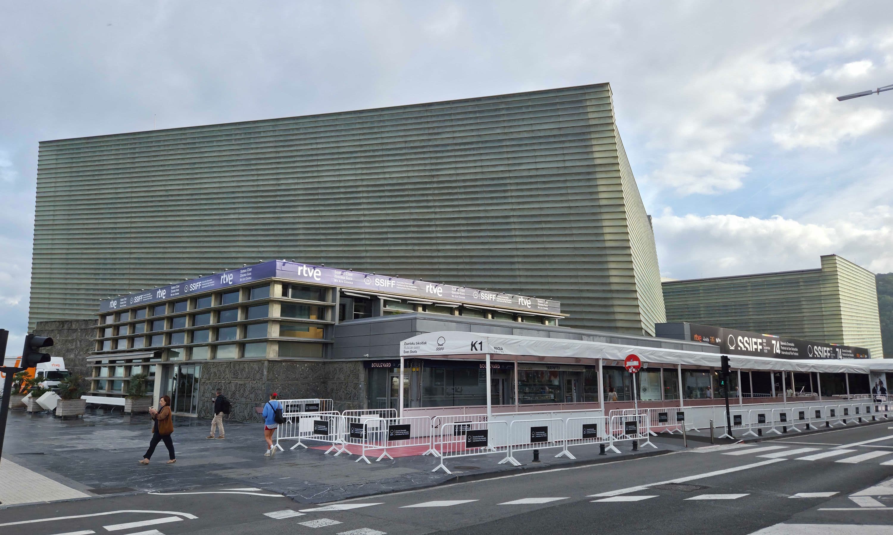 Imagen del exterior del Kursaal con la alfombra roja de la edición 74 del Festival de San Sebastián, en septiembre de 2026