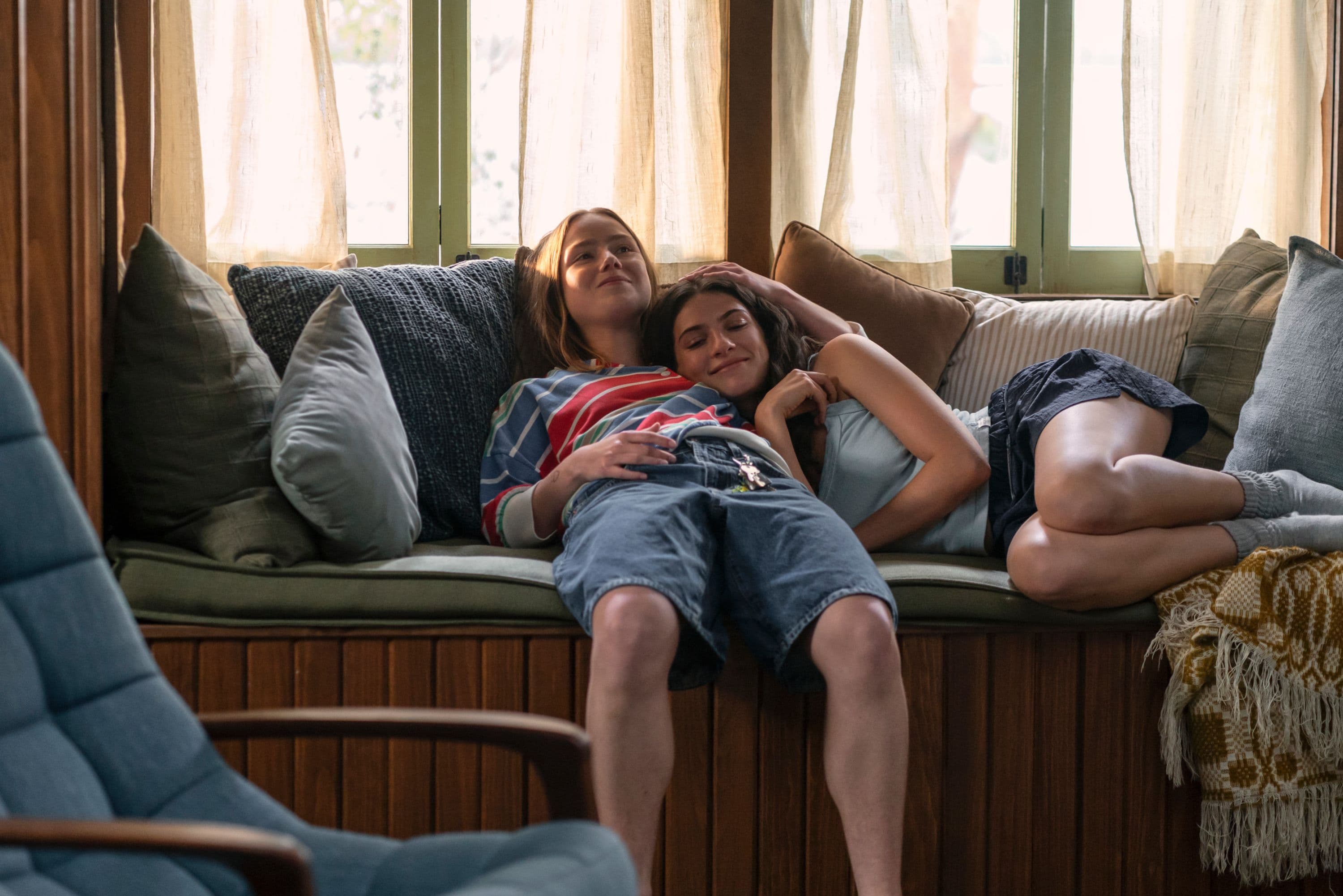 Ella Rubin y Bo Bragason, en un fotograma de la serie de Megan Park para Prime Video 'Sterling Point'