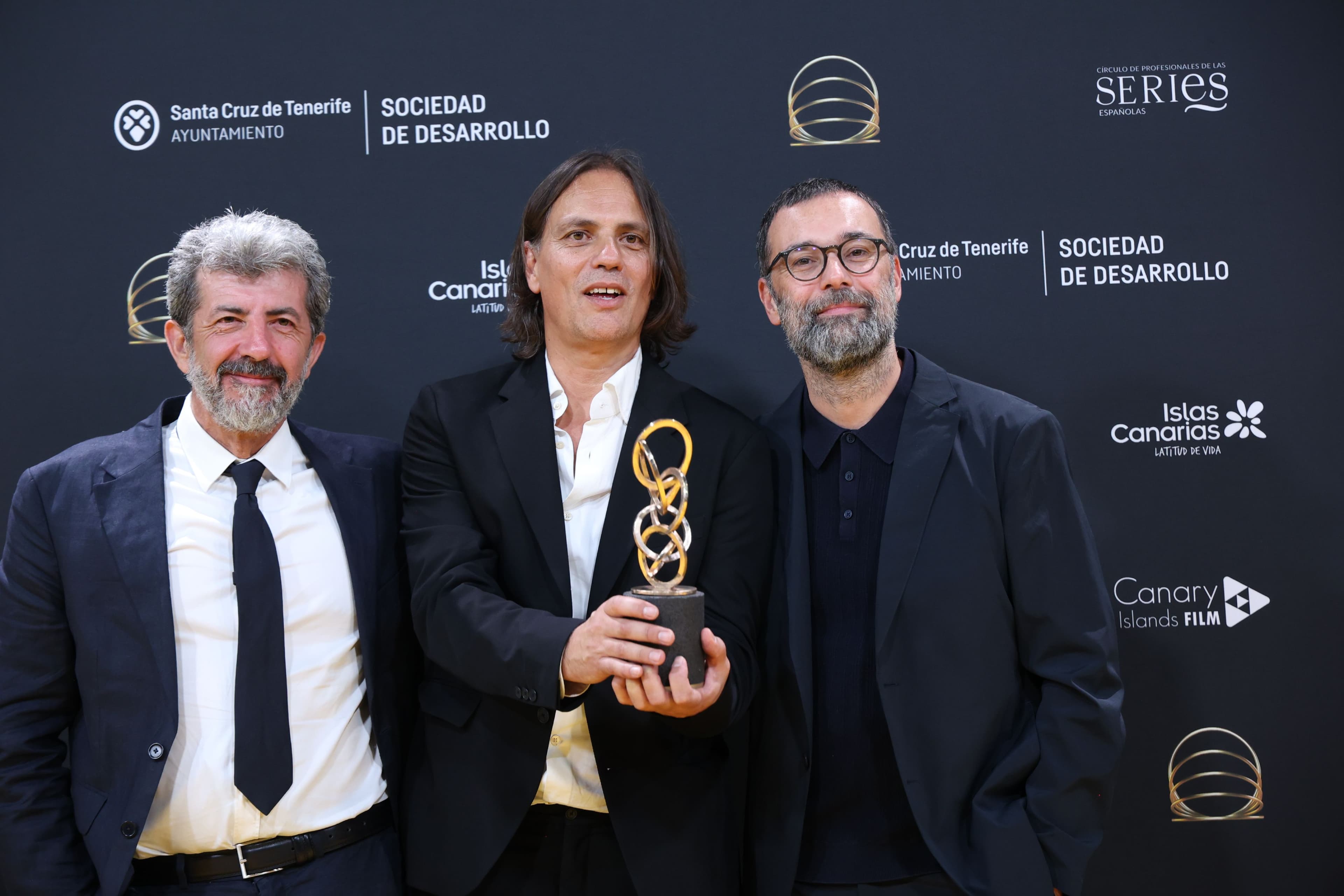 Alberto Rodríguez, Rafa Cobos y Fran Araújo, en el photocall de premiados de la primera edición de los Anillos de Oro, tras el premio a Mejor Guion adaptado en Santa Cruz de Tenerife en junio de 2026