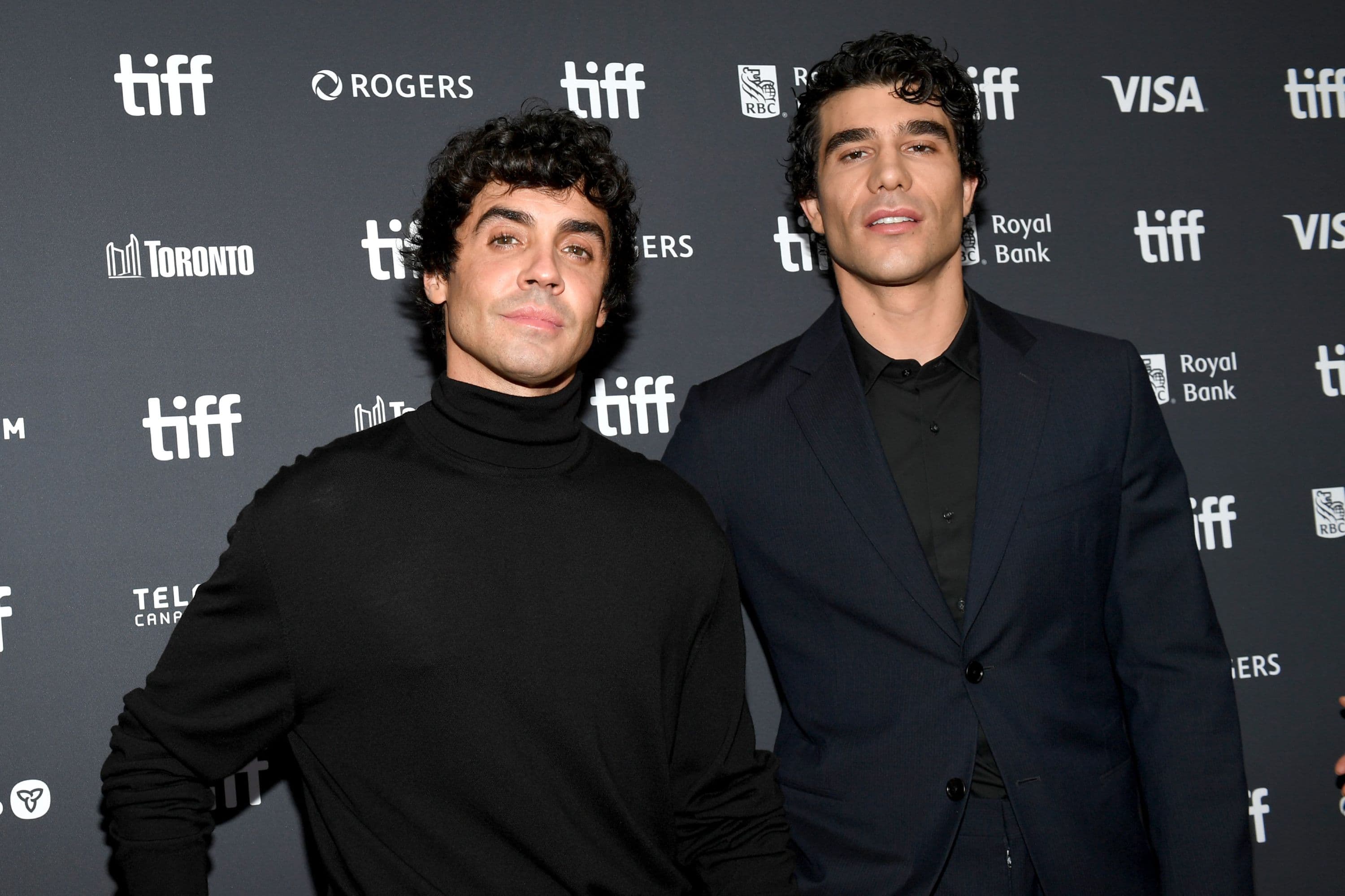 Los directores Javier Calvo y Javier Ambrossi posan en el photocall de presentación de la película 'La bola negra' en el Festival de Toronto, en septiembre de 2026