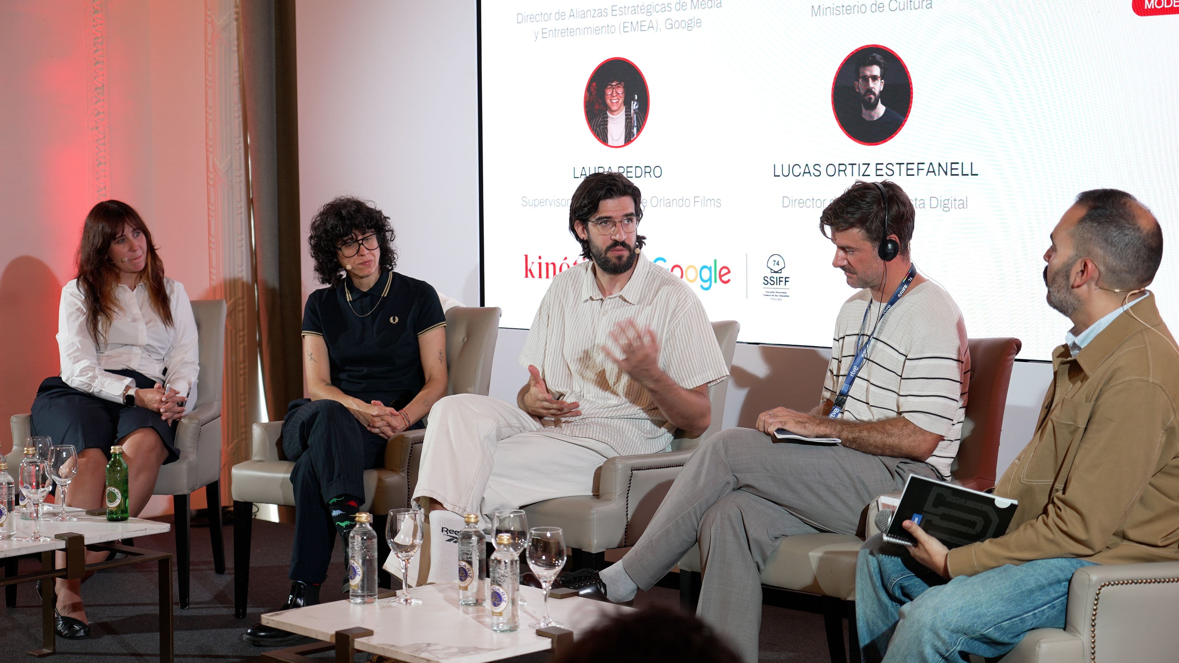 Carmen Páez Soria, Laura Pedro Albiol, Lucas Ortiz Estefanell, Johann Choron y David Martos en una mesa redonda de Kinótico y Google organizada en el Festival de San Sebastián 2026, en septiembre de 2026