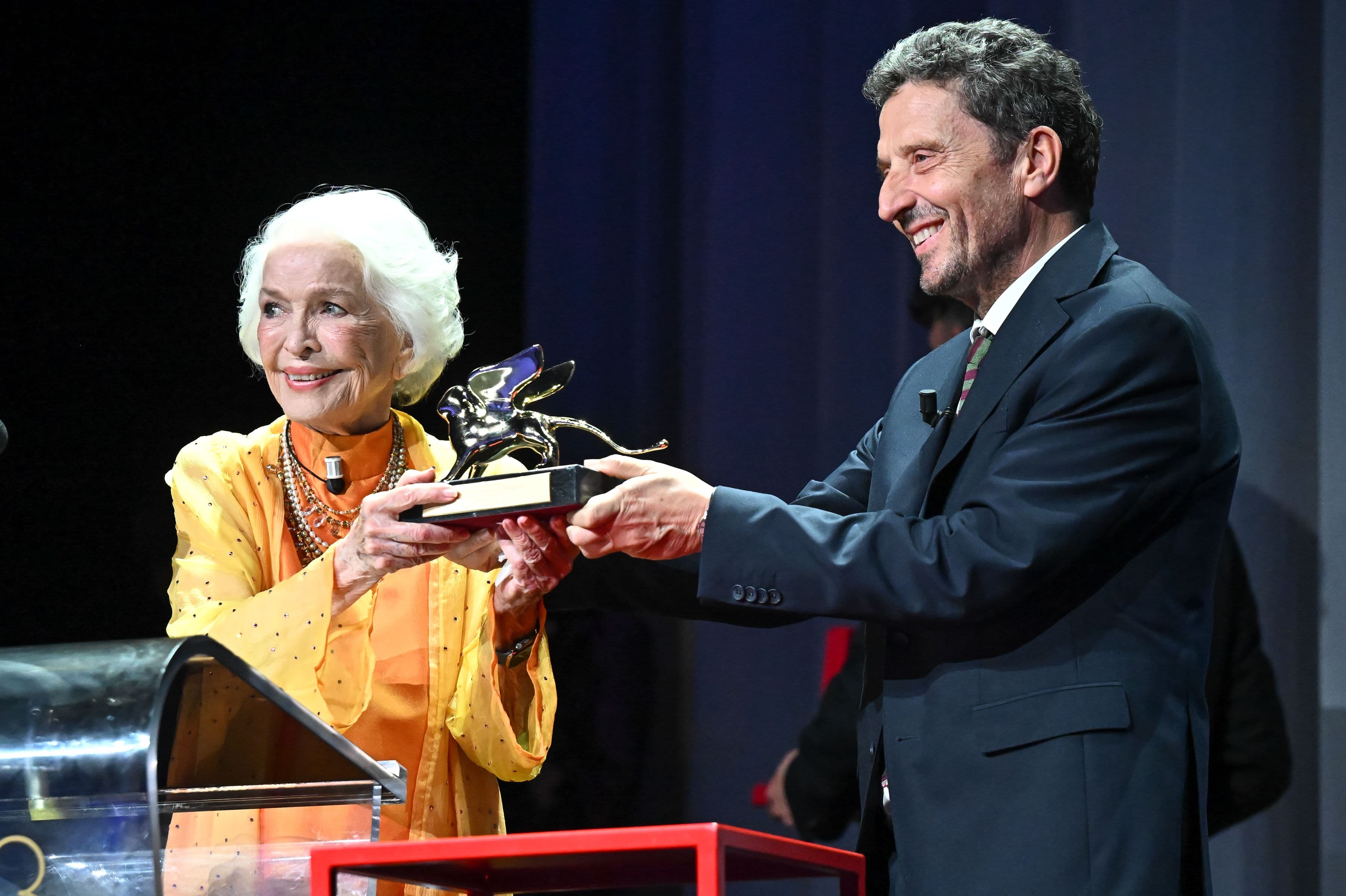 El presidente de la Biennale, Pietrangelo Buttafuoco, entrega el León de Oro honorífico de la Mostra de Venecia a la actriz Ellen Burstyn