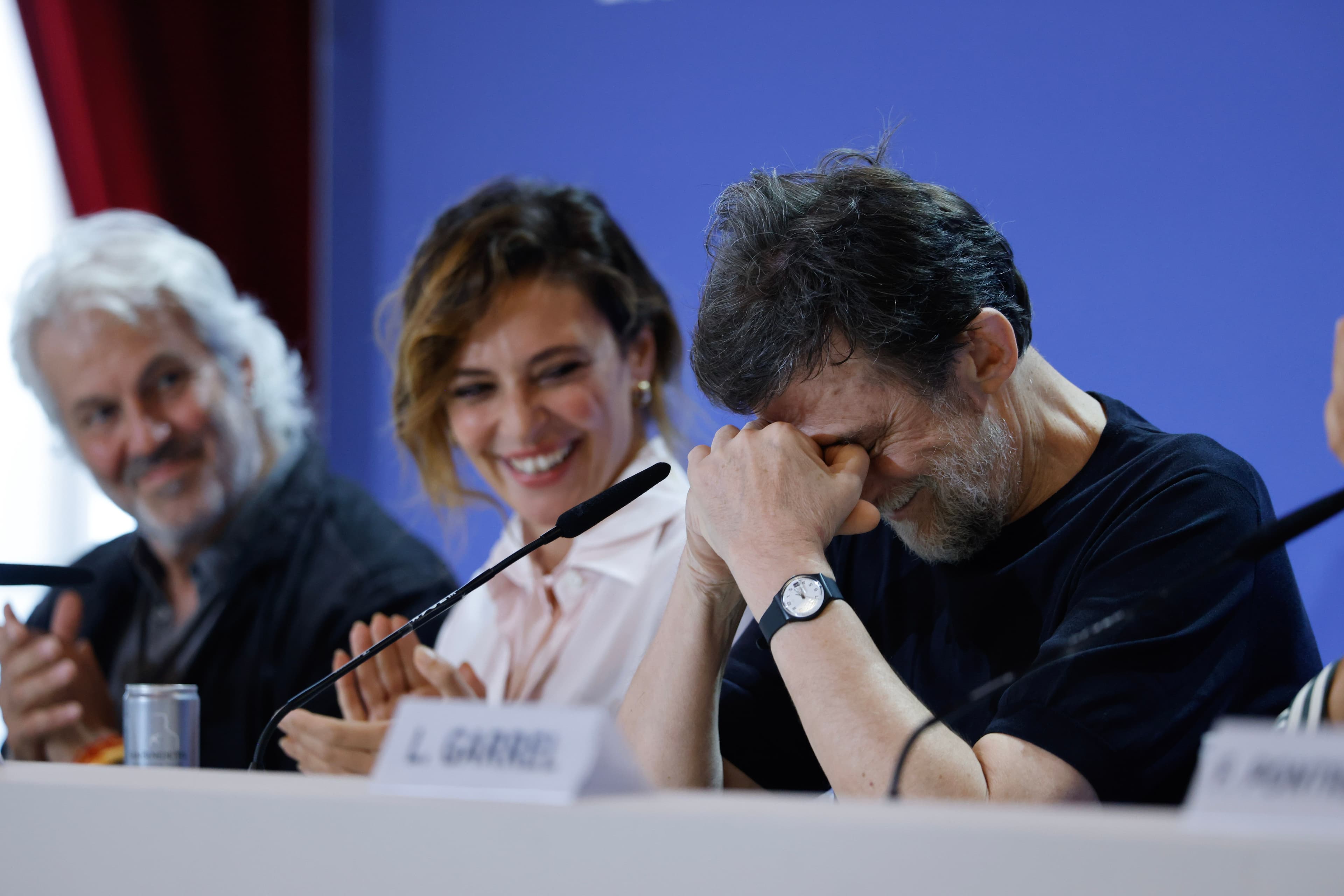 El director y guionista italiano Nanni Moretti recibe un aplauso durante la rueda de prensa de 'Sucederá esta noche' en el Festival de Venecia