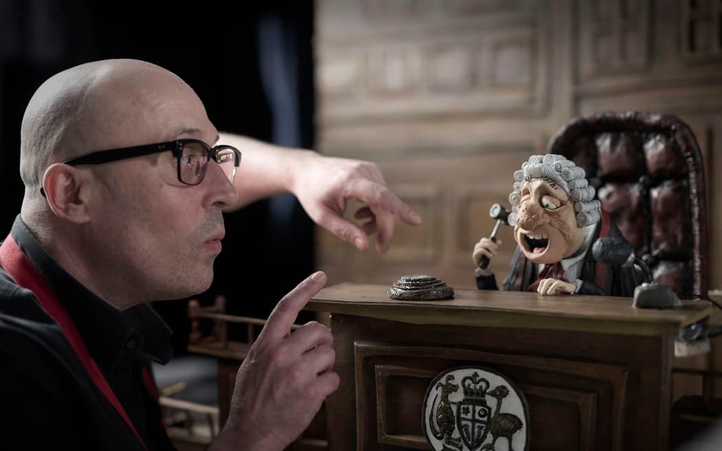 El director australiano Adam Elliot prepara una de las escenas de la película de animación 'Memorias de un caracol'