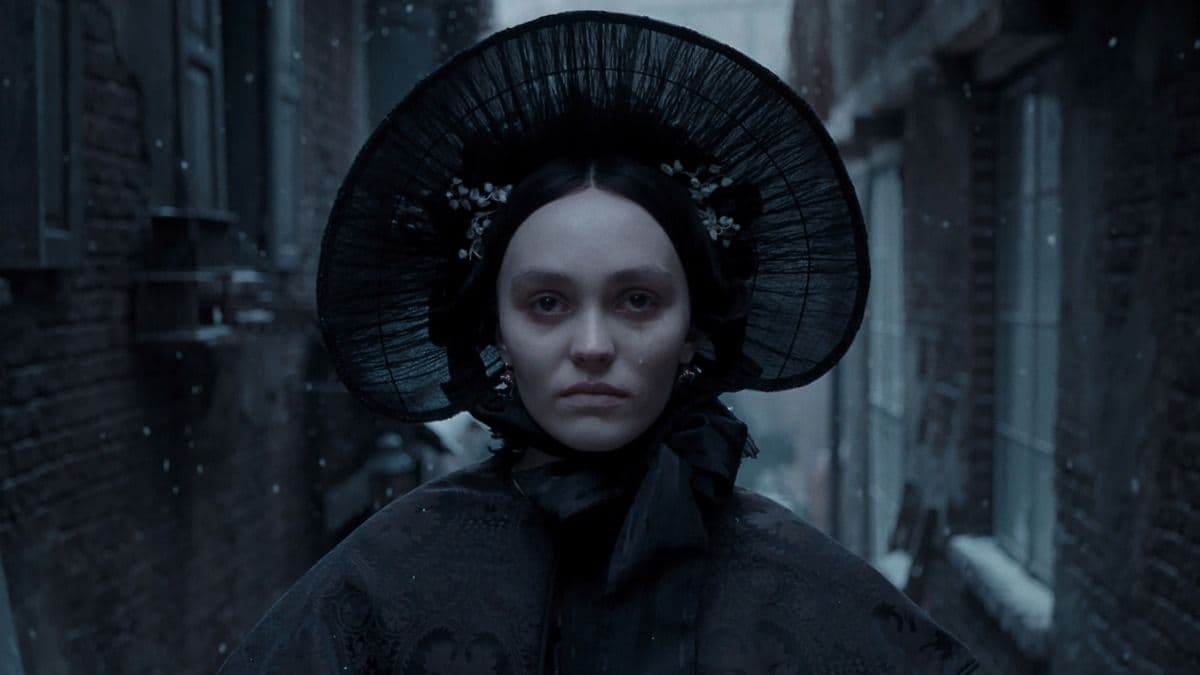 Lily-Rose Depp en un fotograma de 'Nosferatu', película de Robert Eggers