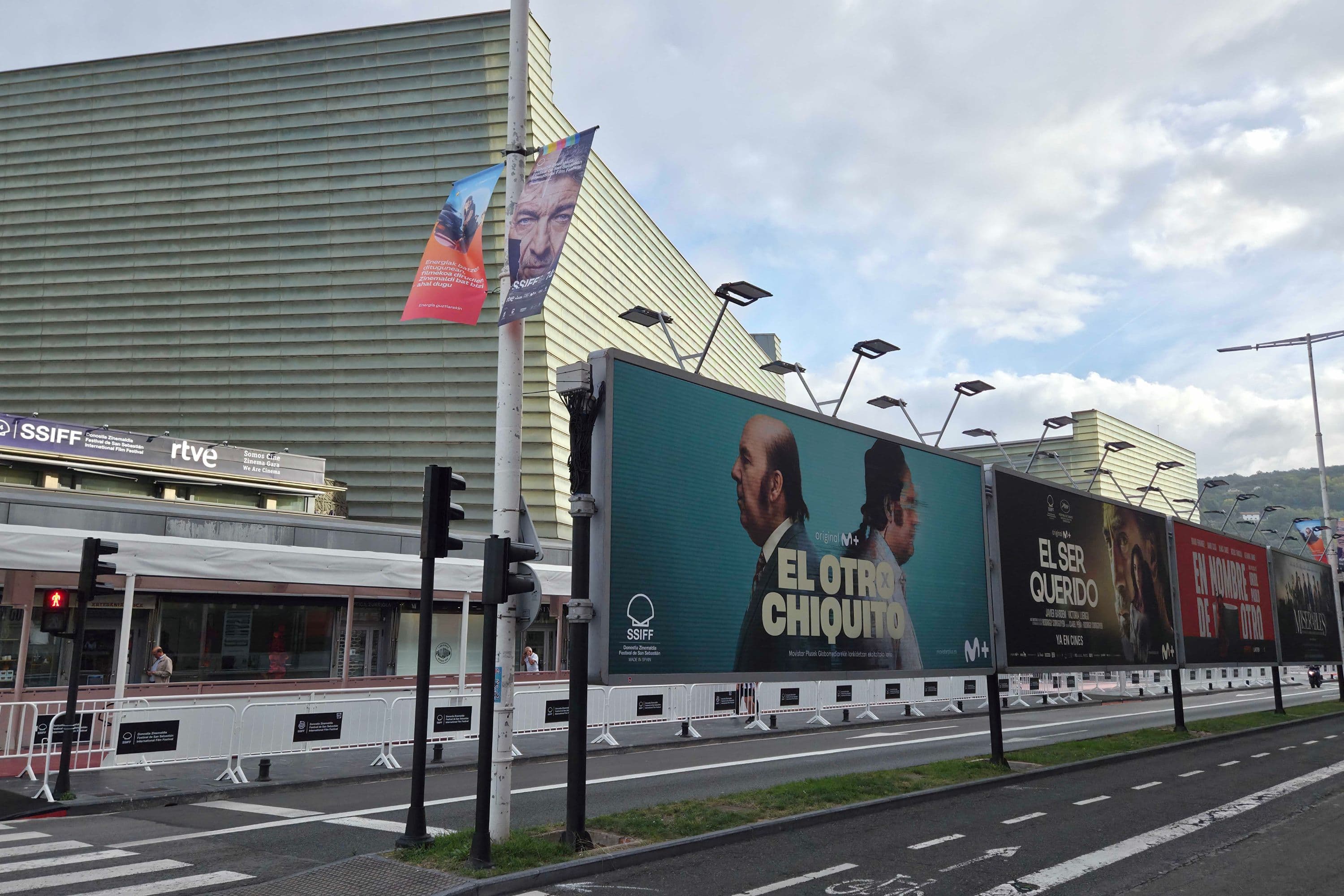 Imagen del exterior del Kursaal con los carteles de algunas de las películas que se verán en la edición 74 del Festival de San Sebastián, en septiembre de 2026