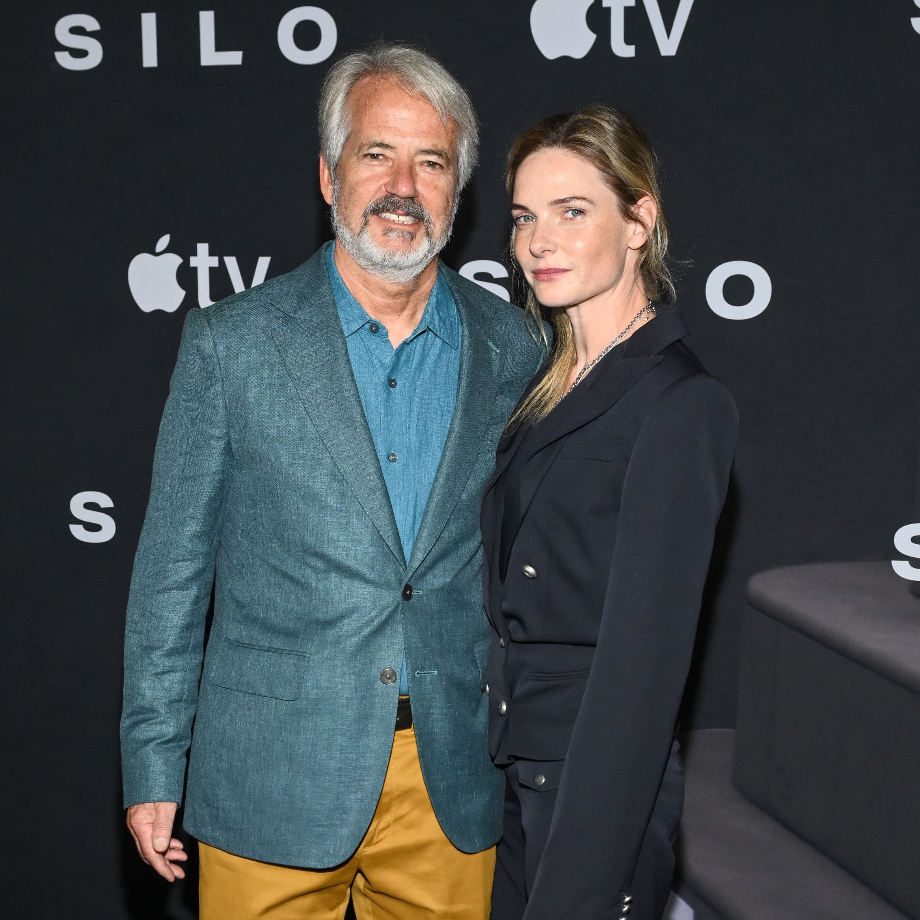 El creador de 'Silo', Graham Yost, y su protagonista, Rebecca Ferguson, en la premiere de la tercera temporada de la serie de Apple TV en Los Angeles en junio de 2026