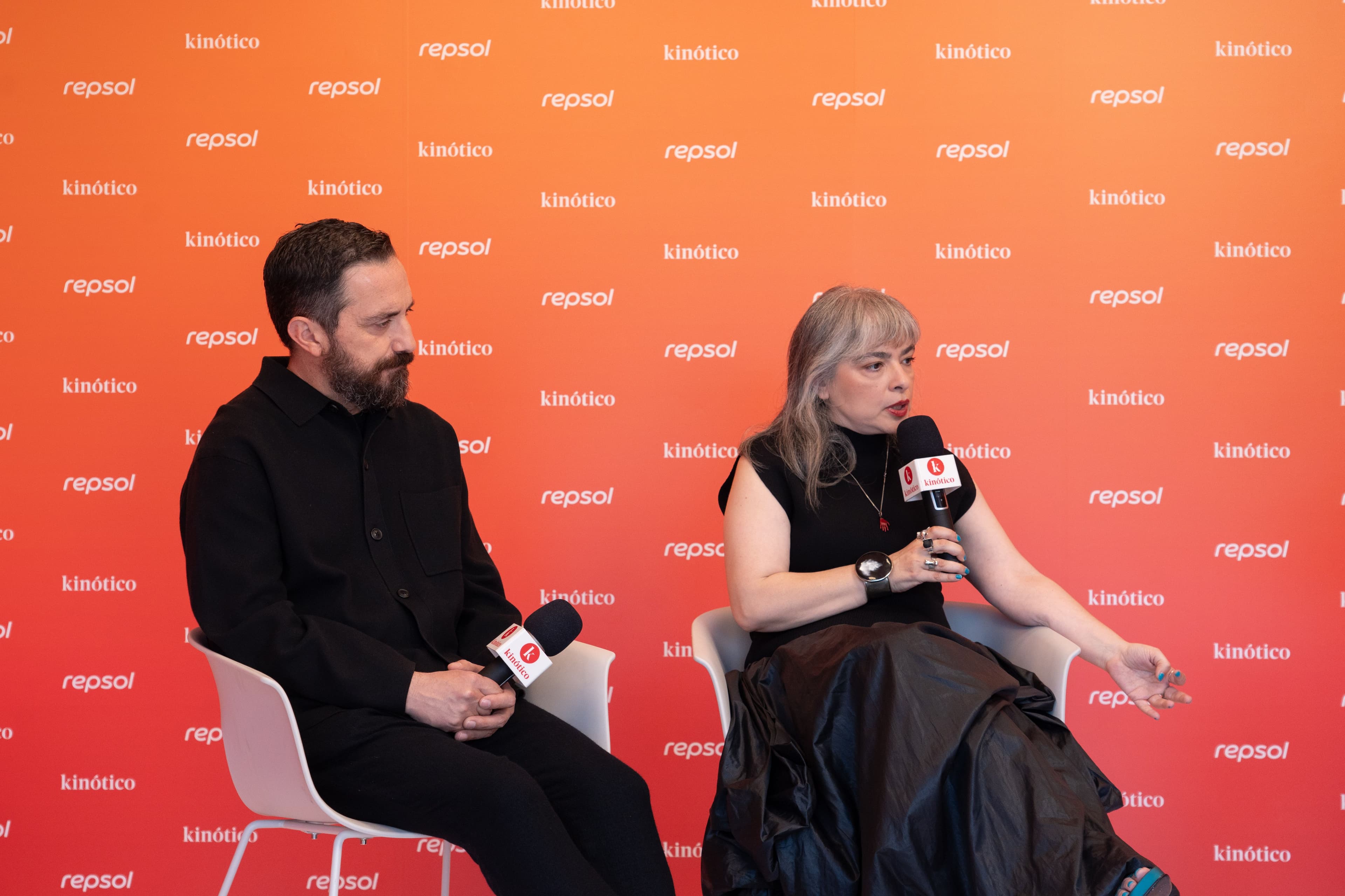 El director Pablo Larraín y la escritora Mariana Enriquez en el set Kinótico del Festival de San Sebastián 2026