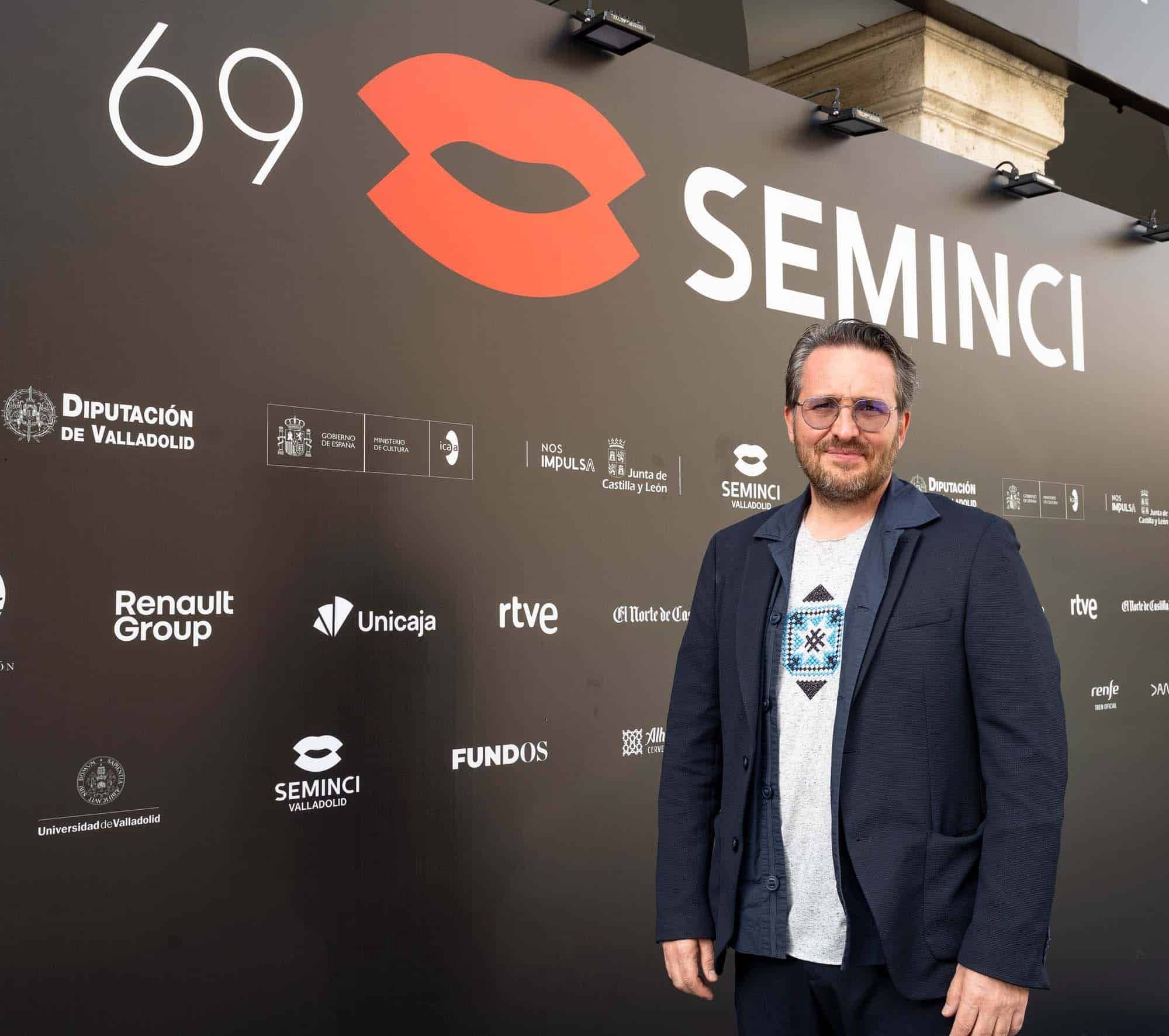 Emanuel Pârvu, director de 'Tres kilómetros al fin del mundo', posa en el photocall de Seminci 2024